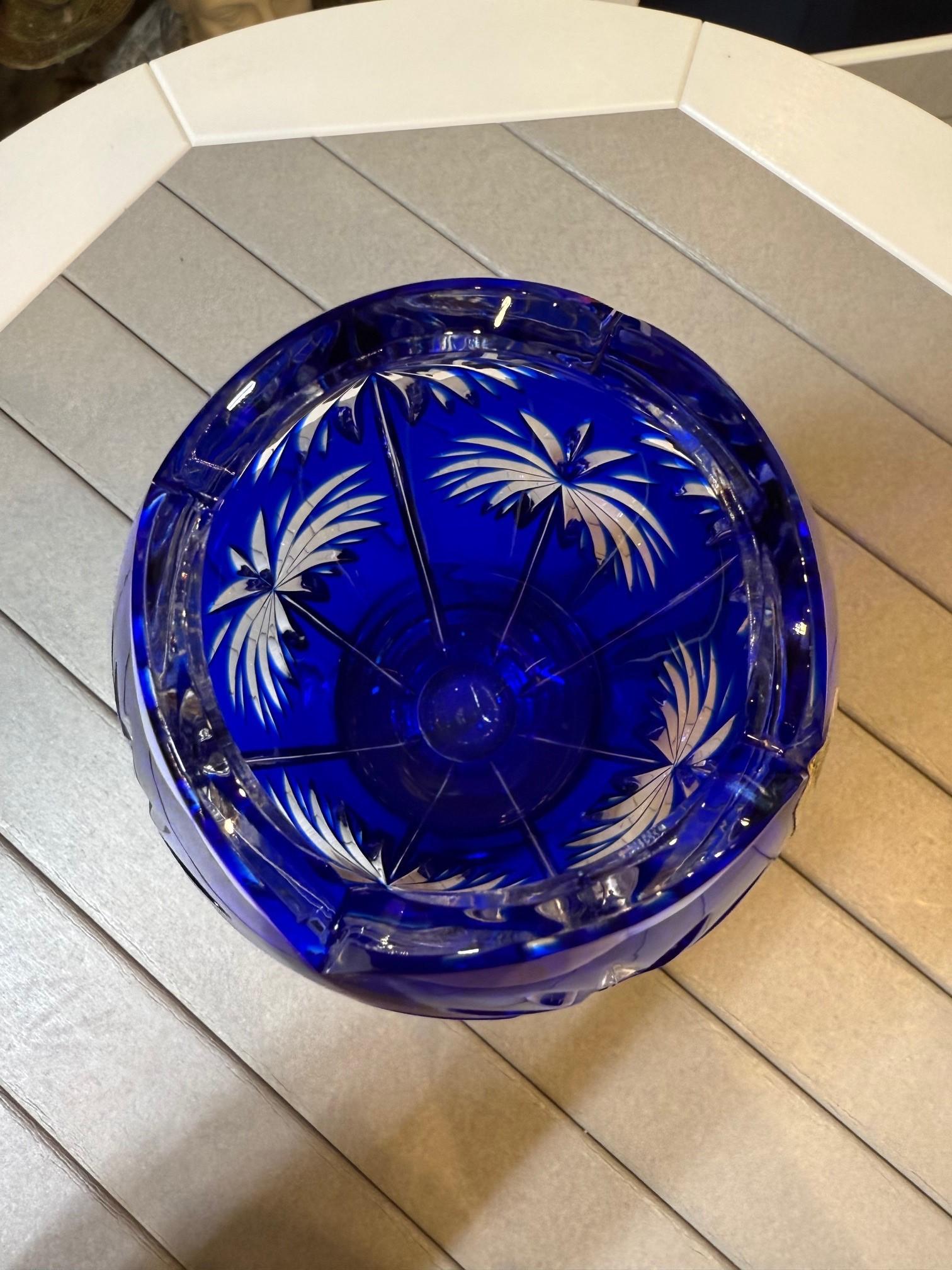 Cristal Vase en cristal bleu taillé à la main par Caesar Crystal Bohemiae Co. République tchèque en vente