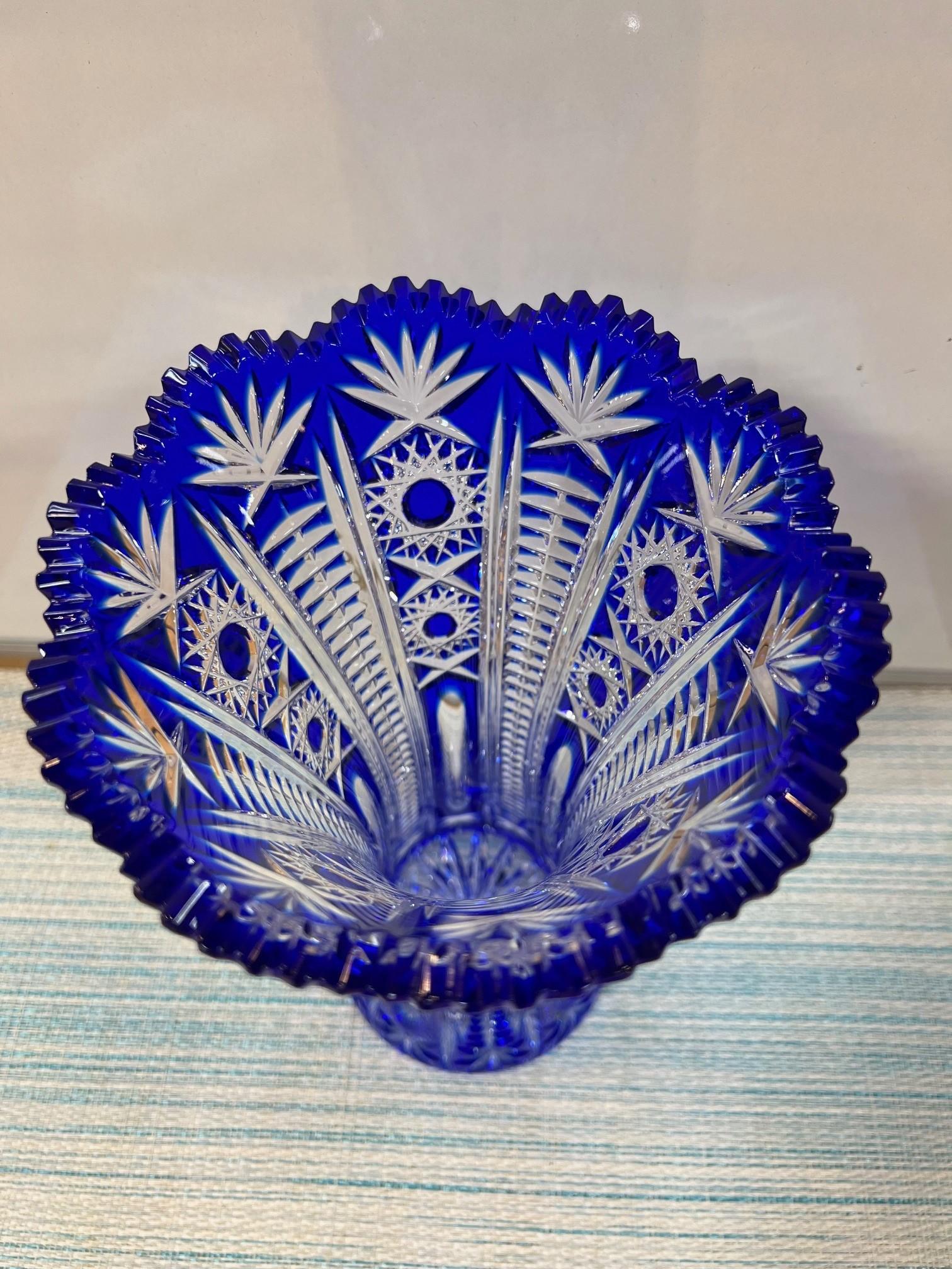 Vase en cristal bleu taillé à la main par Caesar Crystal Bohemiae Co. République tchèque en vente 1