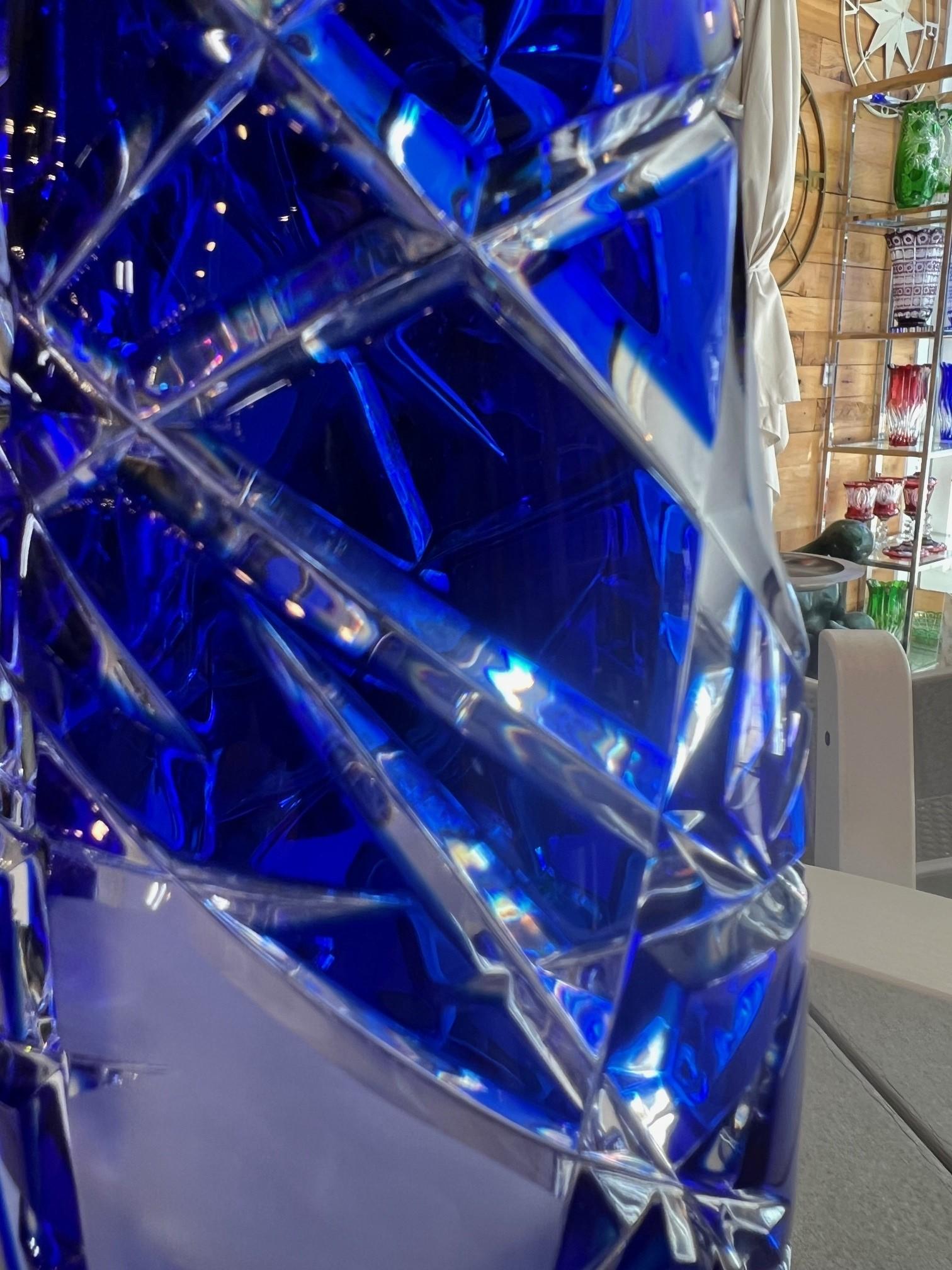 Jarrón azul de cristal de plomo tallado a mano de Caesar Crystal Bohemiae Co. República Checa en venta 1