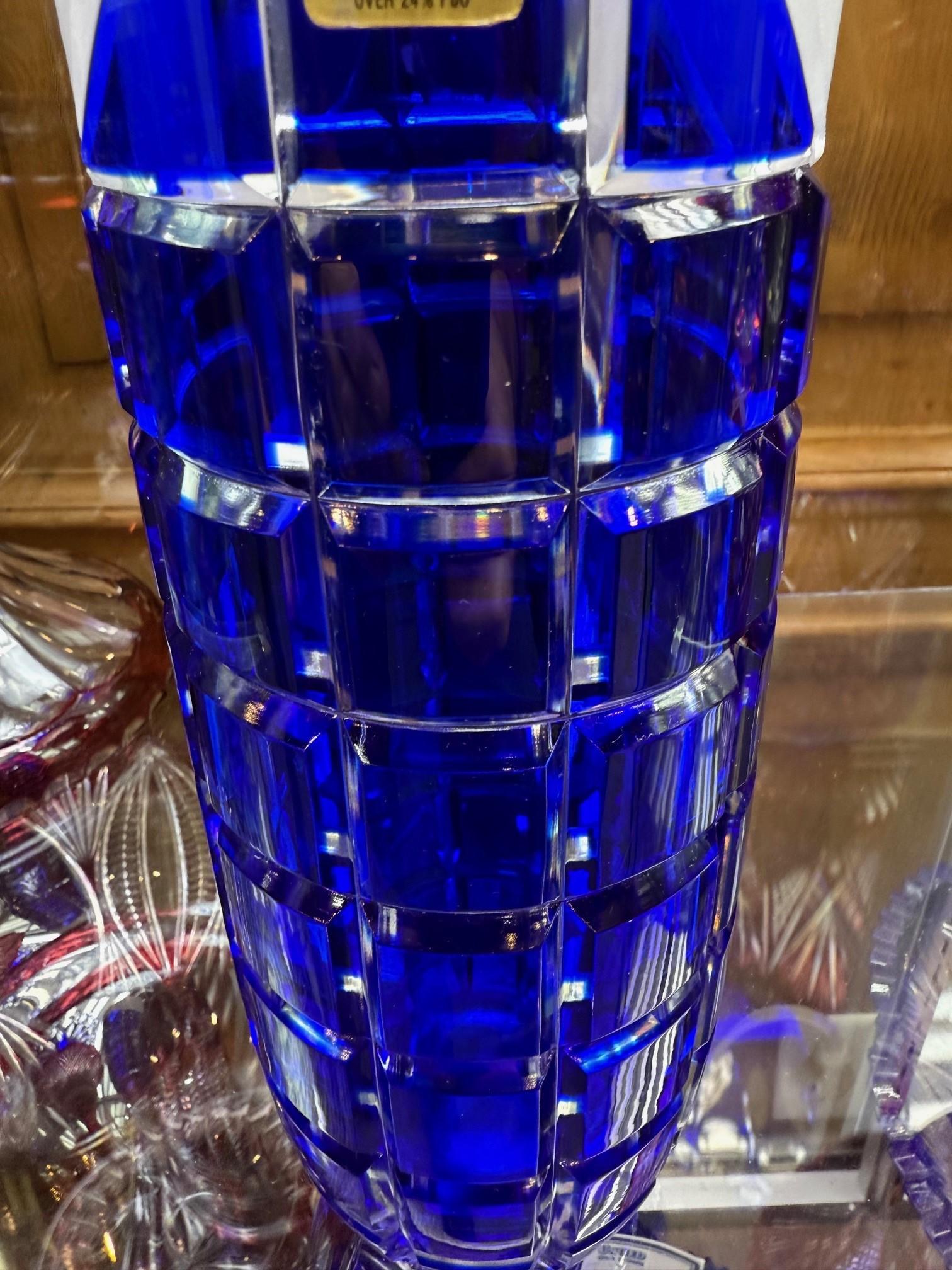 Vase en cristal bleu taillé à la main par Caesar Crystal Bohemiae Co. République tchèque en vente 1