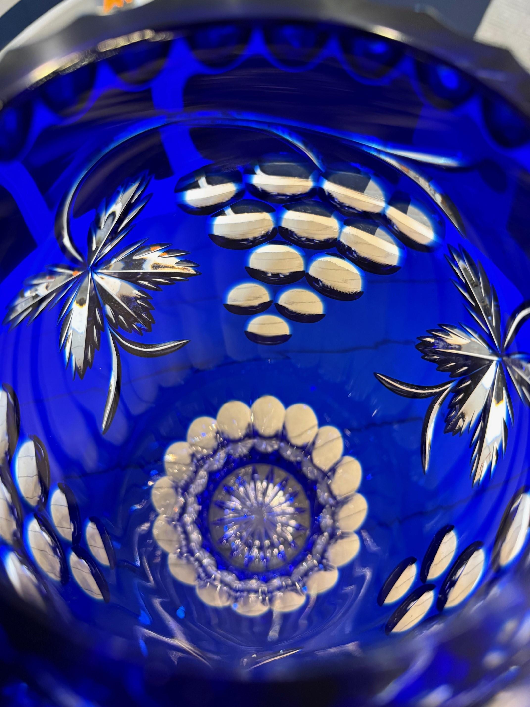 Cristal Vase en cristal bleu taillé à la main par Caesar Crystal Bohemiae Co. République tchèque en vente