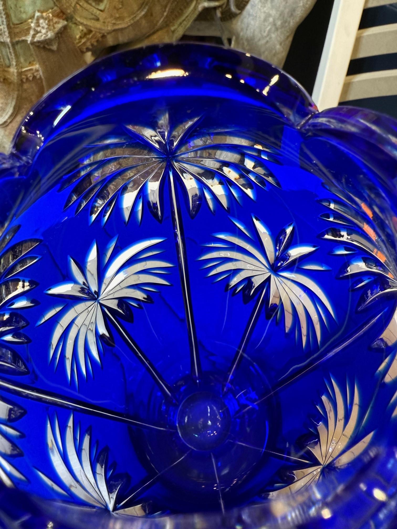 Vase en cristal bleu taillé à la main par Caesar Crystal Bohemiae Co. République tchèque en vente 1