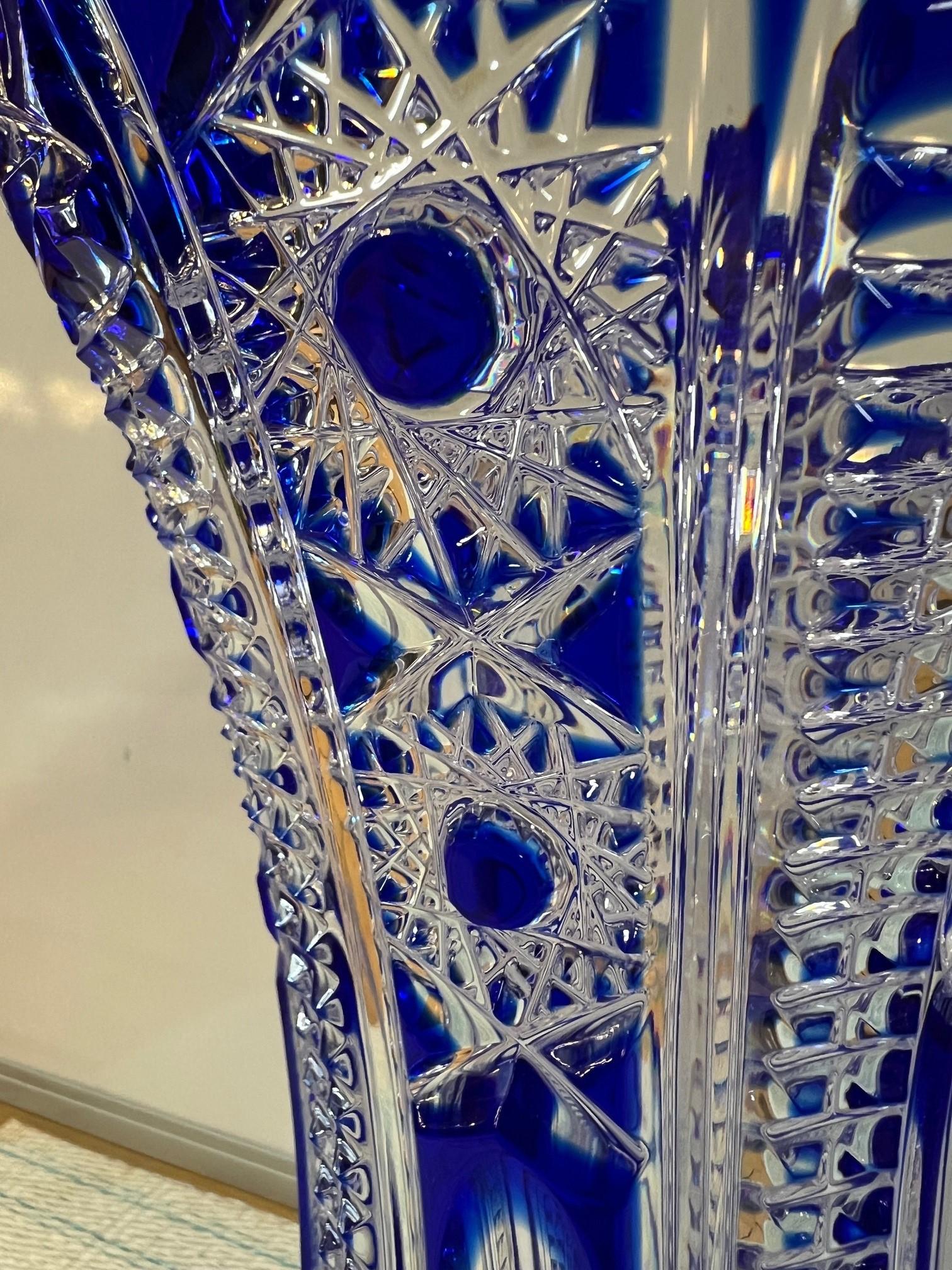 Vase en cristal bleu taillé à la main par Caesar Crystal Bohemiae Co. République tchèque en vente 2