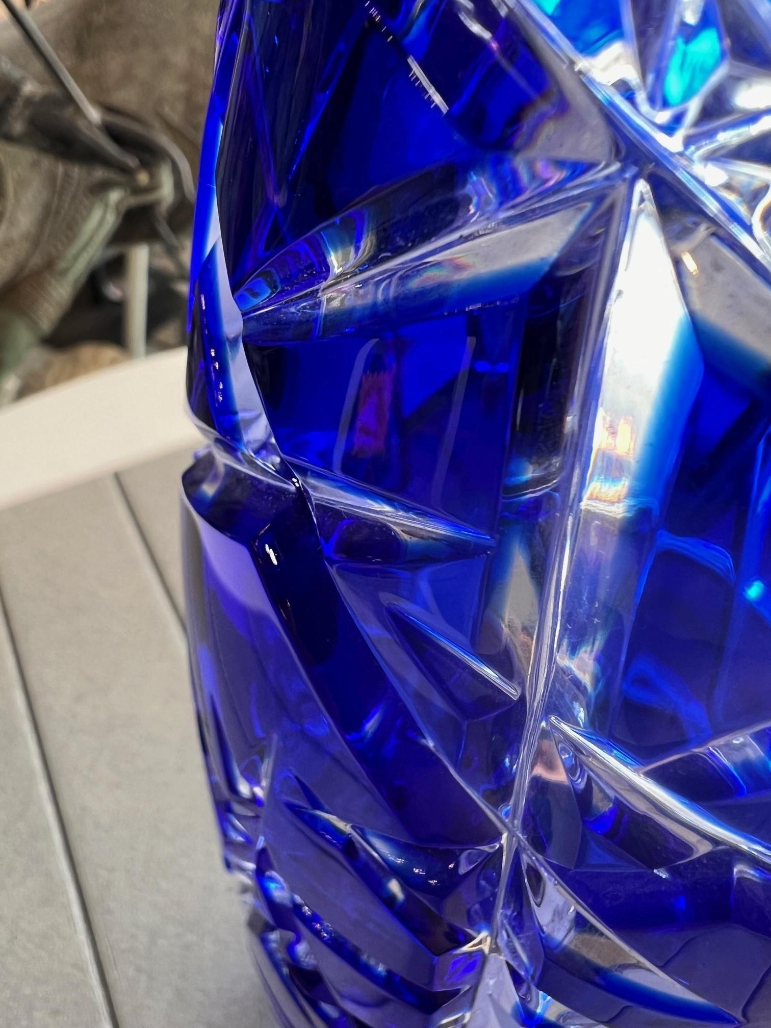 Jarrón azul de cristal de plomo tallado a mano de Caesar Crystal Bohemiae Co. República Checa en venta 2