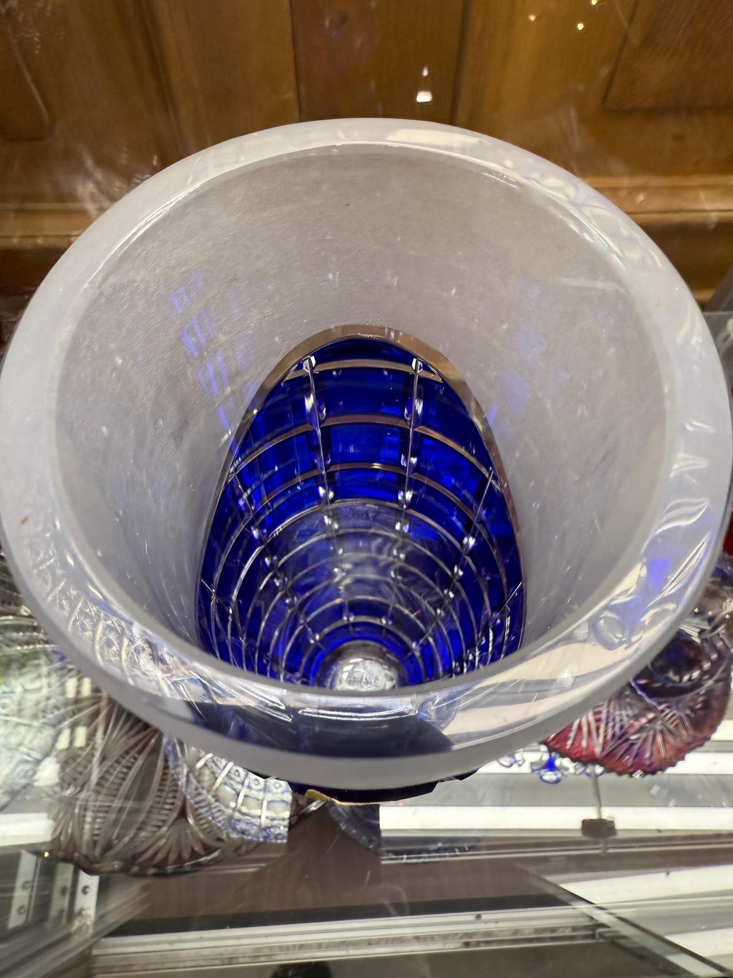 Vase en cristal bleu taillé à la main par Caesar Crystal Bohemiae Co. République tchèque en vente 2