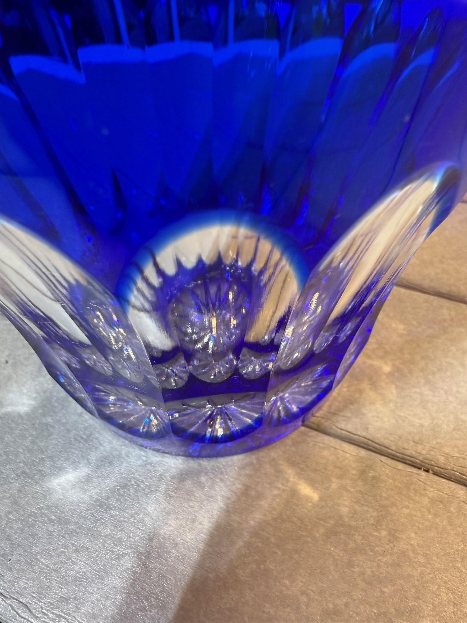 Vase en cristal bleu taillé à la main par Caesar Crystal Bohemiae Co. République tchèque en vente 1