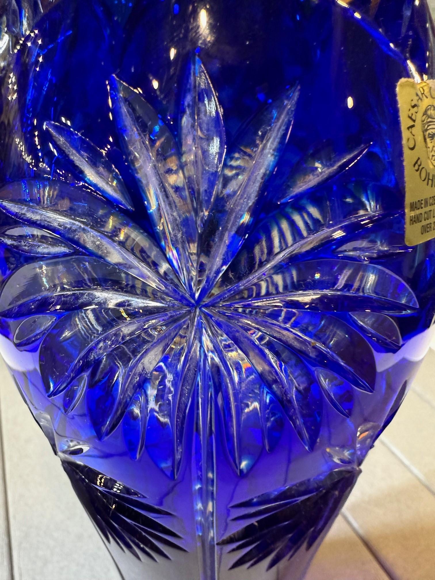 Vase en cristal bleu taillé à la main par Caesar Crystal Bohemiae Co. République tchèque en vente 2
