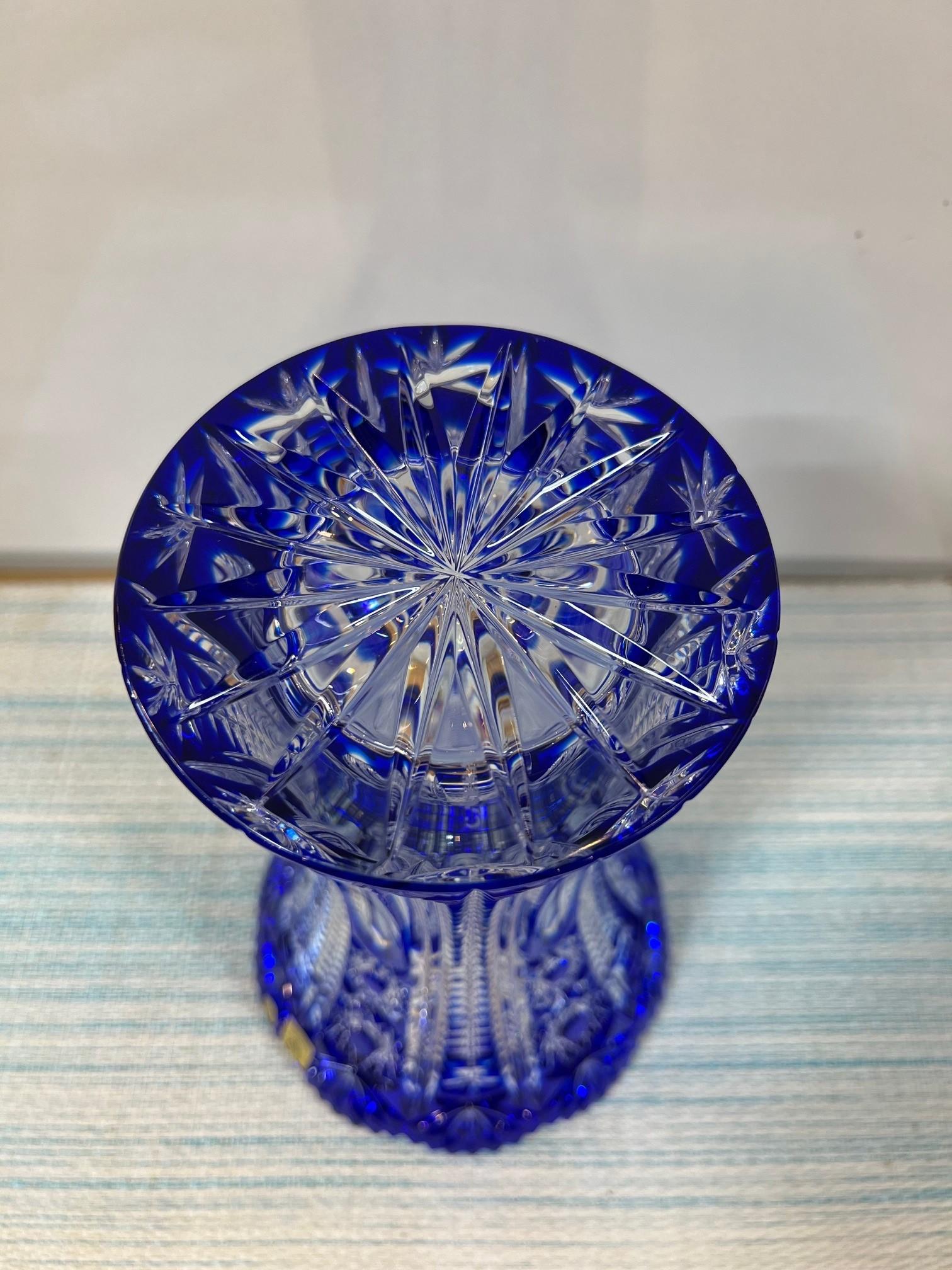 Vase en cristal bleu taillé à la main par Caesar Crystal Bohemiae Co. République tchèque en vente 3