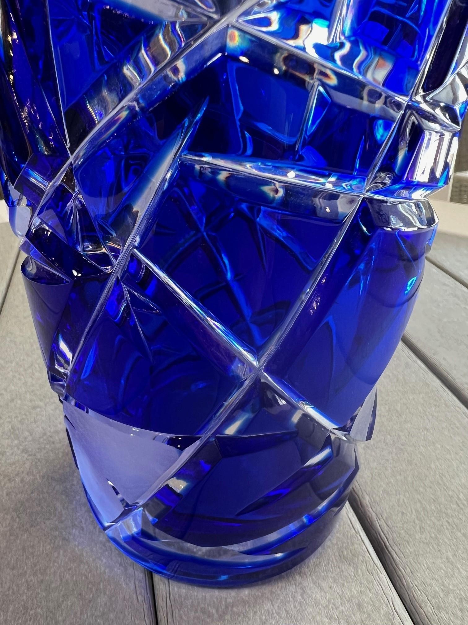 Jarrón azul de cristal de plomo tallado a mano de Caesar Crystal Bohemiae Co. República Checa en venta 3