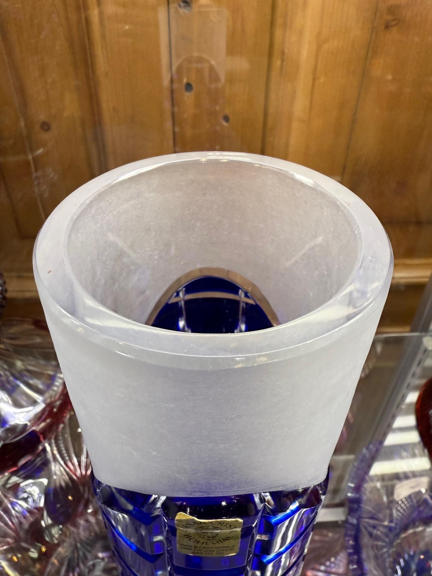 Vase en cristal bleu taillé à la main par Caesar Crystal Bohemiae Co. République tchèque en vente 3