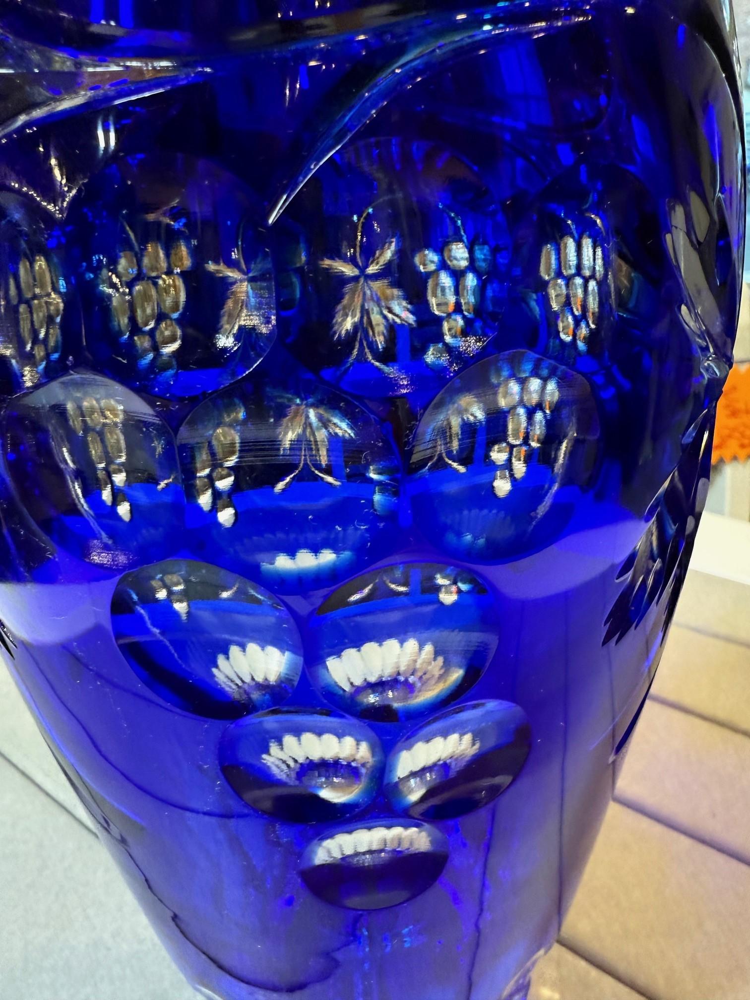 Vase en cristal bleu taillé à la main par Caesar Crystal Bohemiae Co. République tchèque en vente 2