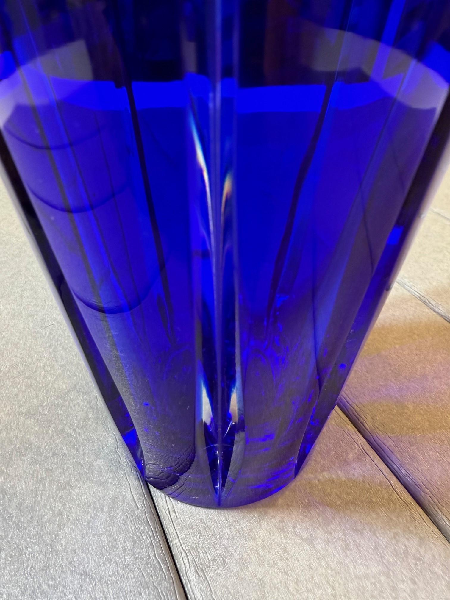 Vase en cristal bleu taillé à la main par Caesar Crystal Bohemiae Co. République tchèque en vente 3