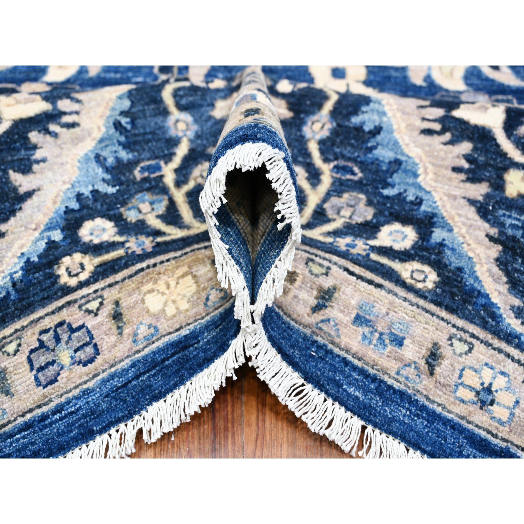 Blauer handgeknüpfter orientalischer Teppich aus feiner Wolle in Peshawar Heris Design 8'11