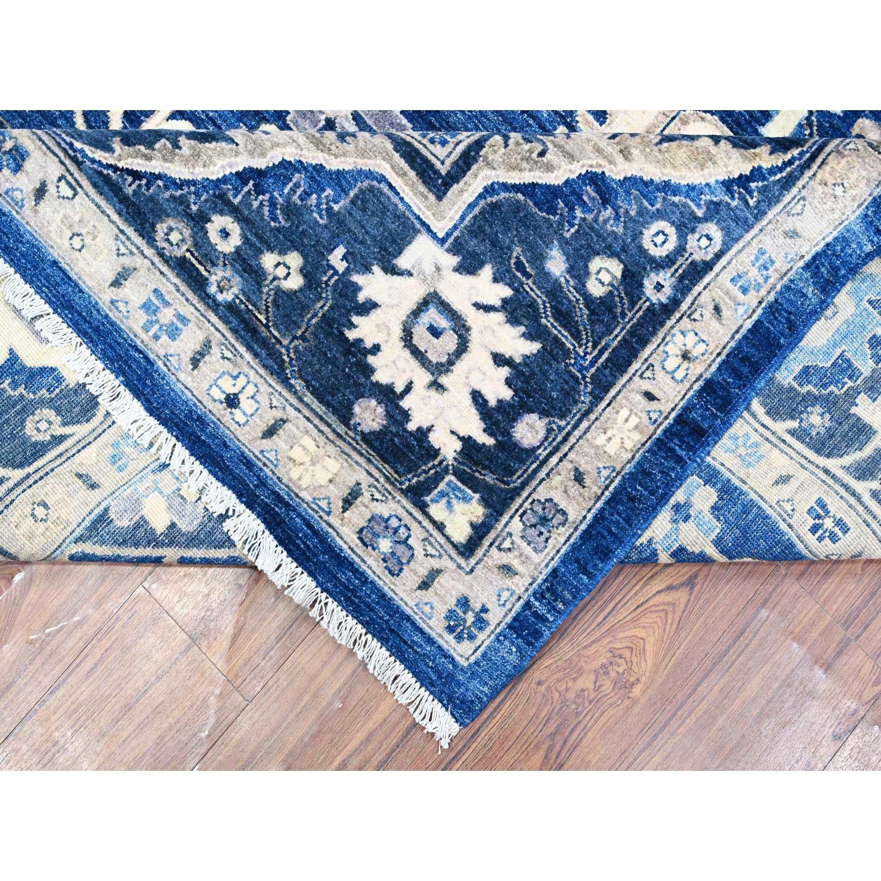 Blauer handgeknüpfter orientalischer Teppich aus feiner Wolle in Peshawar Heris Design 8'11