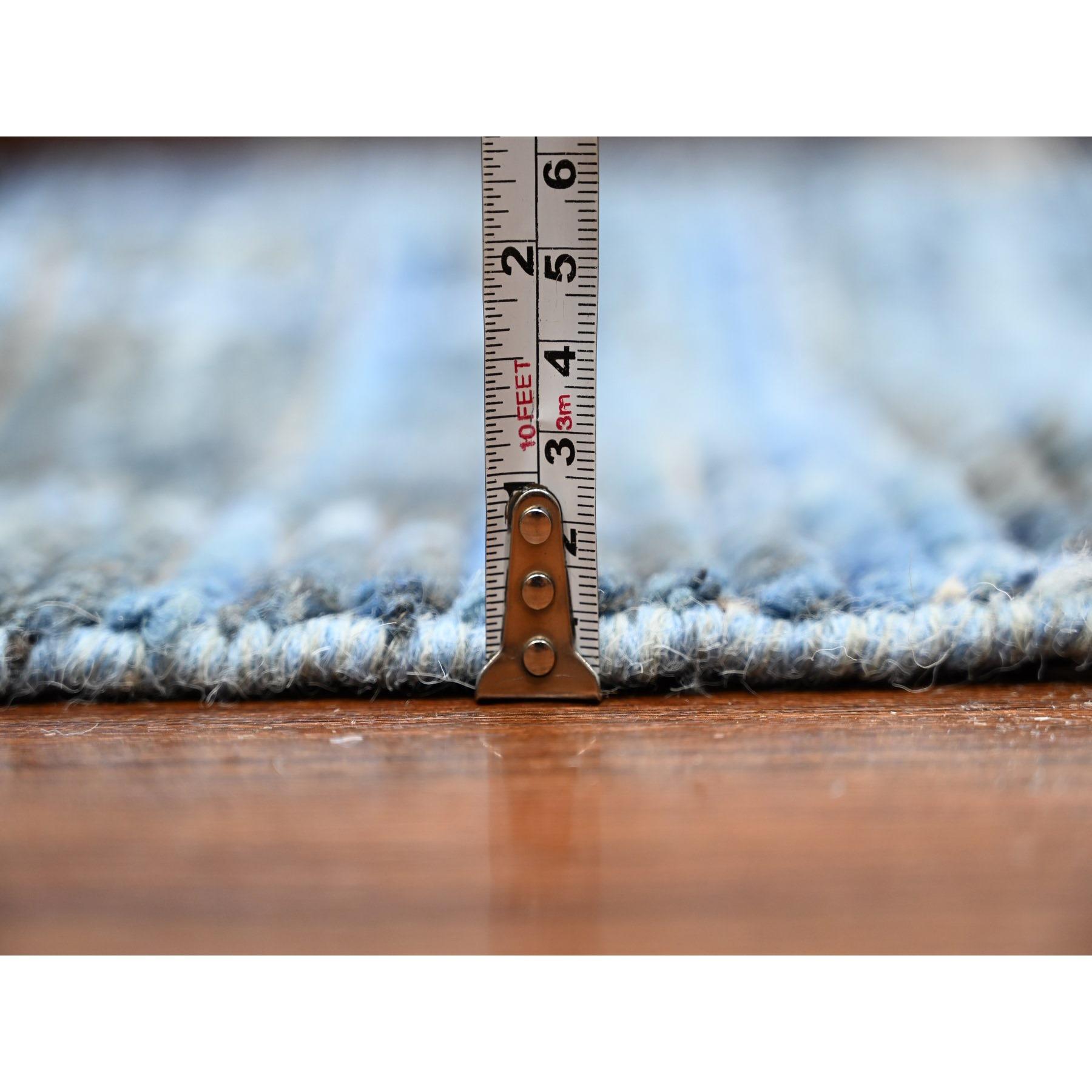 Alfombra oriental de pura lana azul anudada a mano con diseño de inspiración marroquí 12' x 18'5 en venta 2