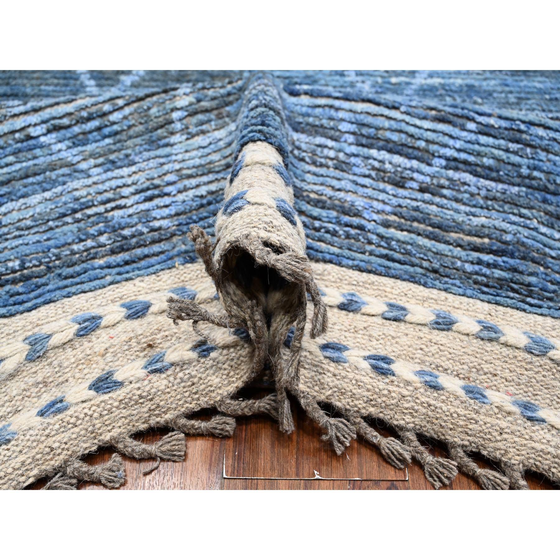 Alfombra oriental de pura lana azul anudada a mano con diseño de inspiración marroquí 12' x 18'5 Anudado a mano en venta