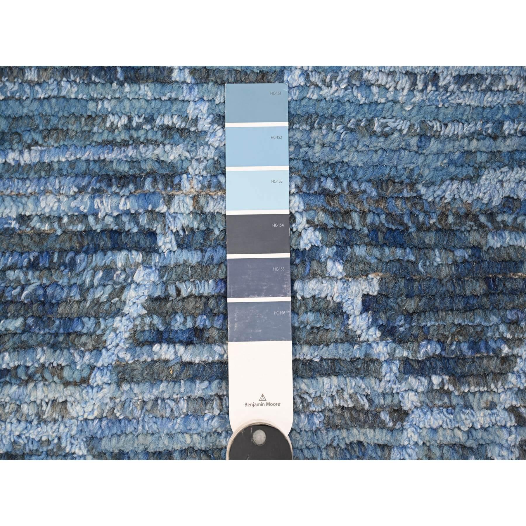 Alfombra oriental de pura lana azul anudada a mano con diseño de inspiración marroquí 12' x 18'5 Siglo XXI y contemporáneo en venta