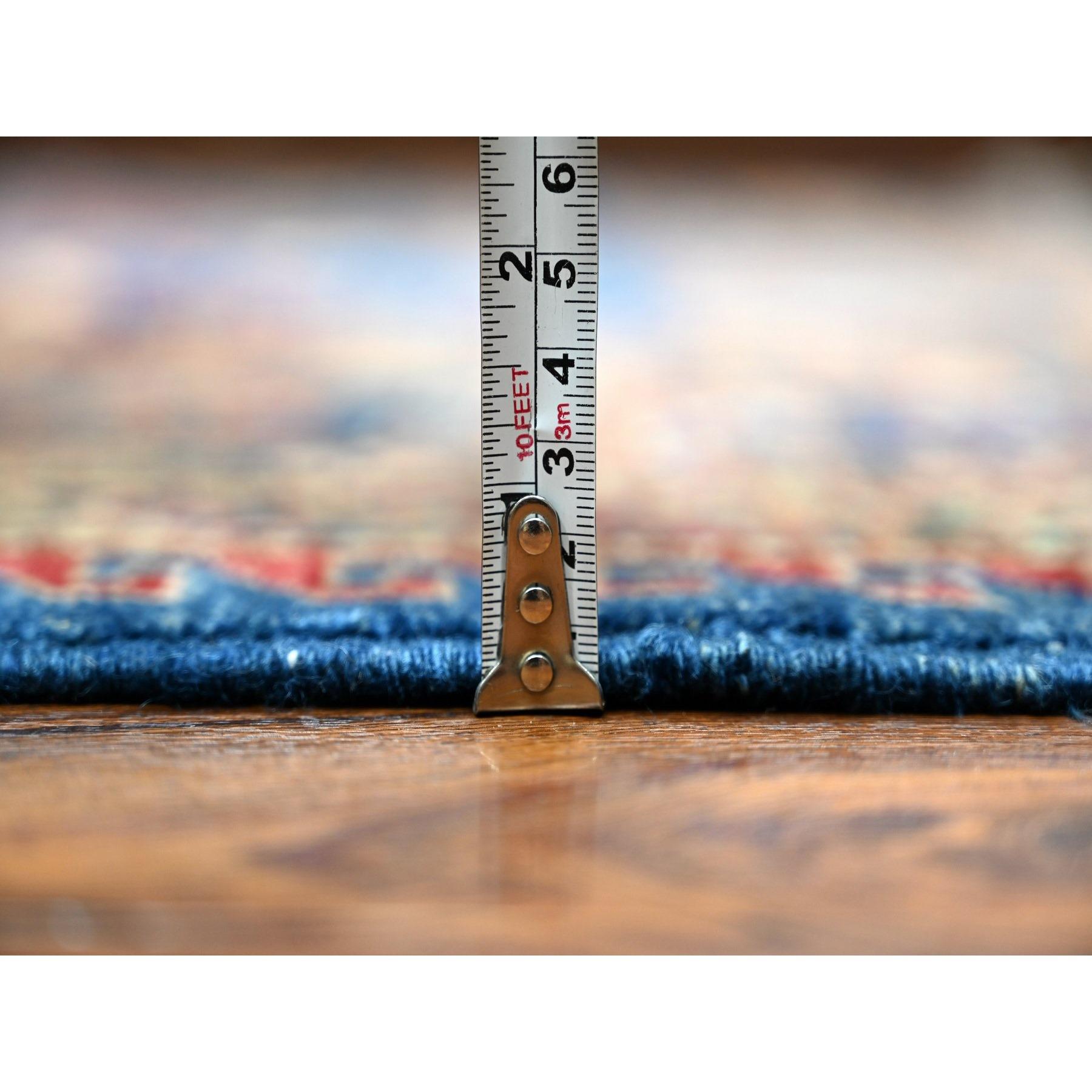 Tapis oriental bleu noué à la main avec triple médaillon Super Kazak 9'8