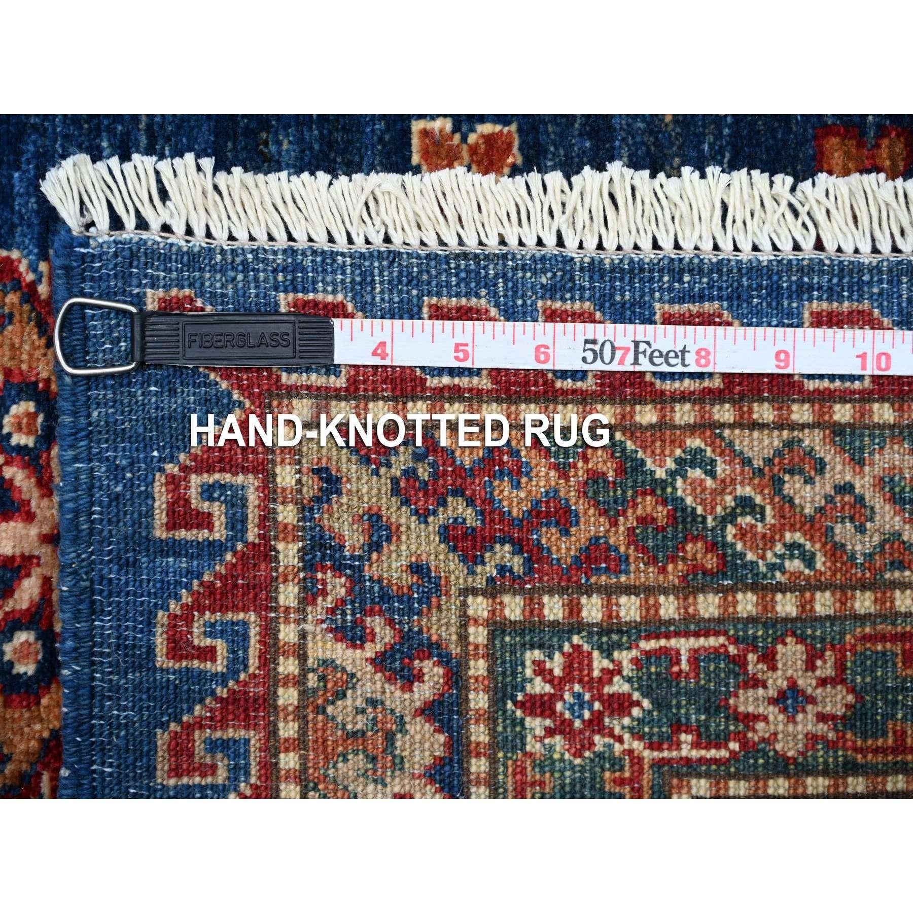 Tapis oriental bleu noué à la main avec triple médaillon Super Kazak 9'8