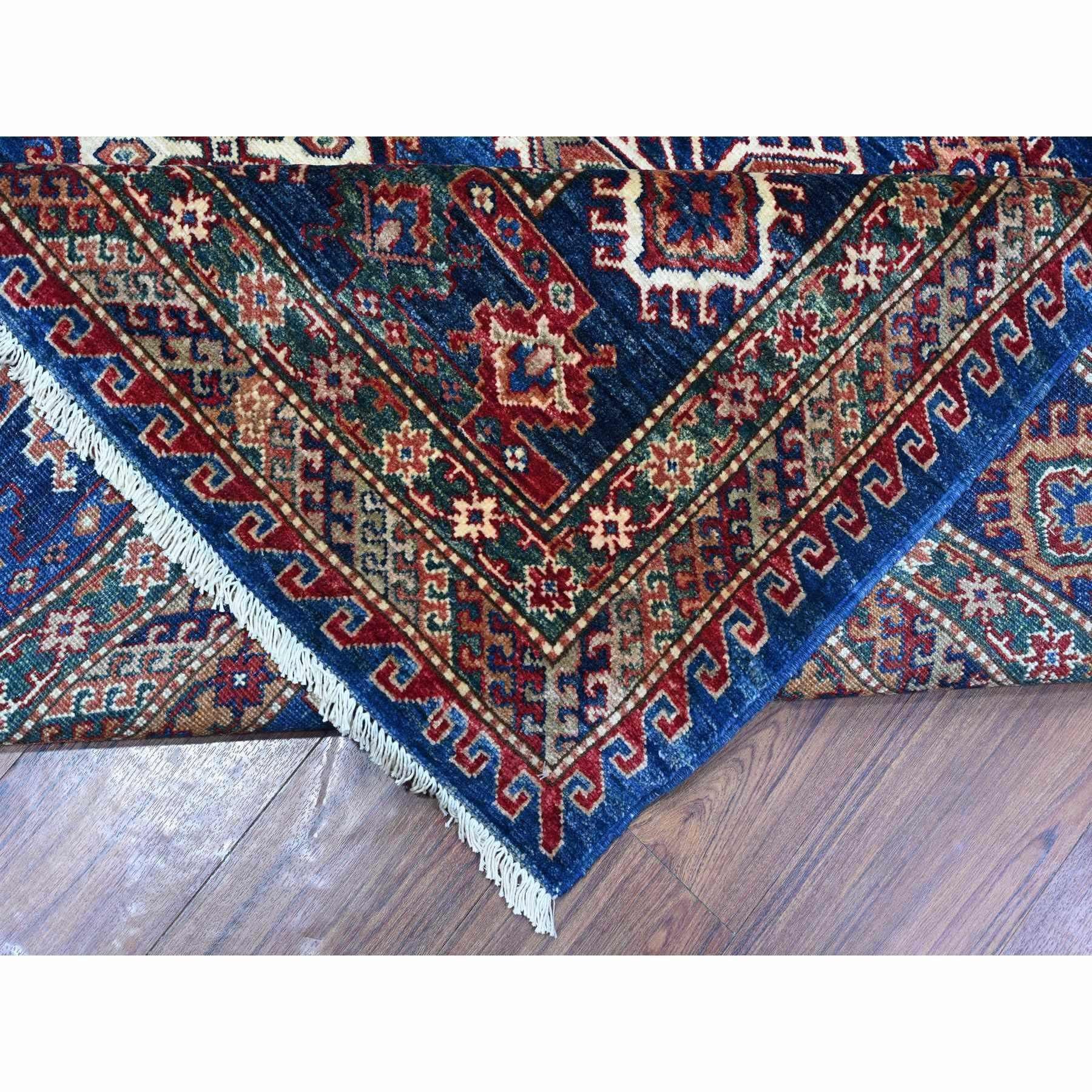 Tapis oriental bleu noué à la main avec triple médaillon Super Kazak 9'8