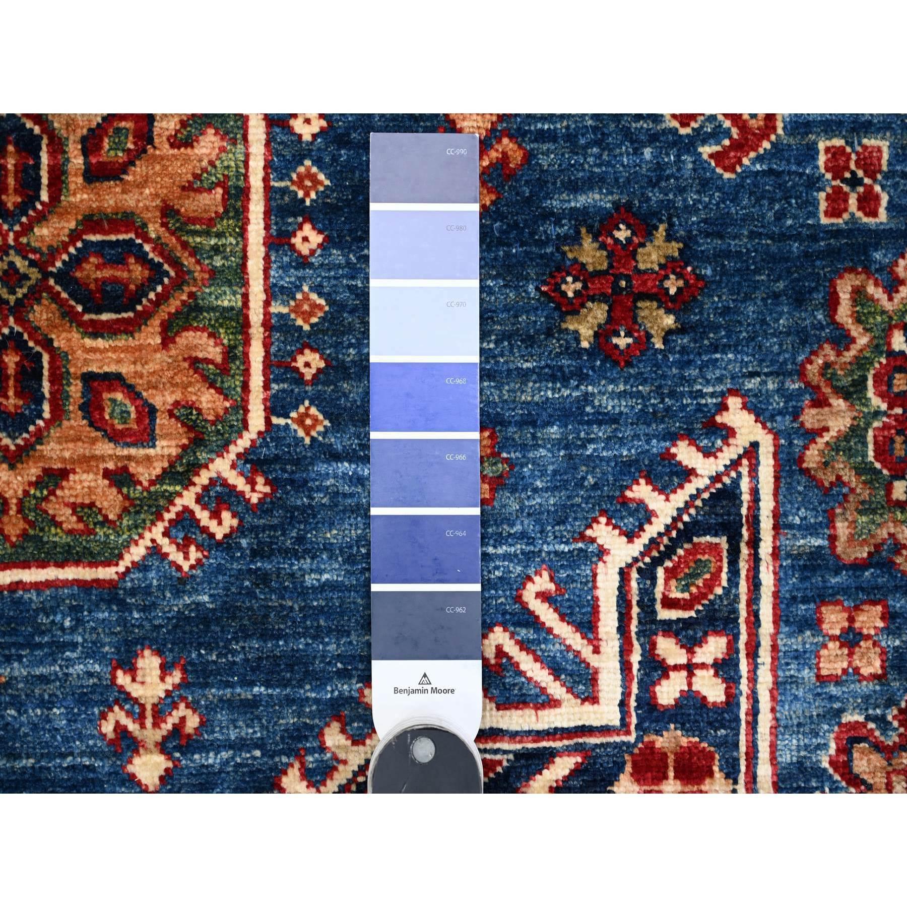XXIe siècle et contemporain Tapis oriental bleu noué à la main avec triple médaillon Super Kazak 9'8