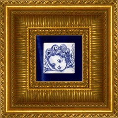 Mattonella di ceramica portoghese blu dipinta a mano con cherubino o angelo o Azulejo