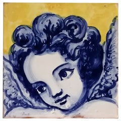 Mattonella di ceramica portoghese blu dipinta a mano con cherubino o angelo o Azulejo
