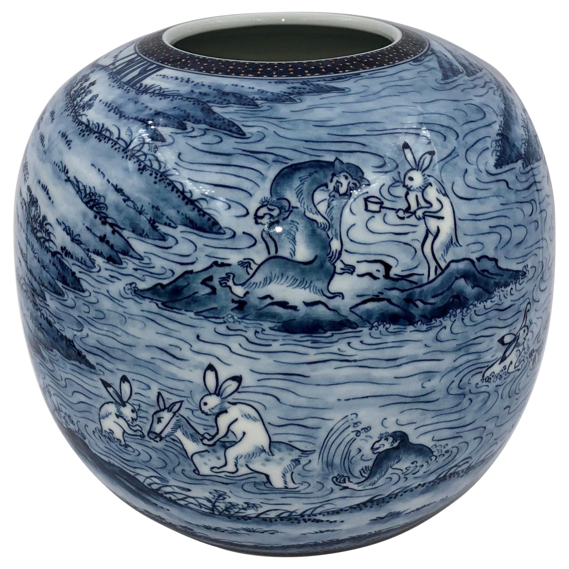 Vase japonais contemporain en porcelaine bleue et blanche par un maître artiste, 2 pièces