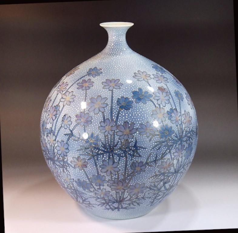 Exceptionnel grand vase décoratif contemporain en porcelaine japonaise, peint à la main de manière extrêmement complexe en bleu sur un corps de forme ovoïde, représentant un attrayant motif floral complexe dans différentes nuances de bleu et de