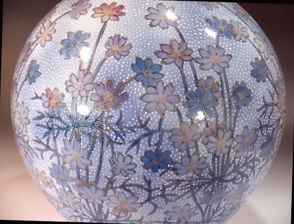 Blaue handbemalte Porzellanvase eines japanischen zeitgenössischen Künstlers in Blau (Handbemalt) im Angebot