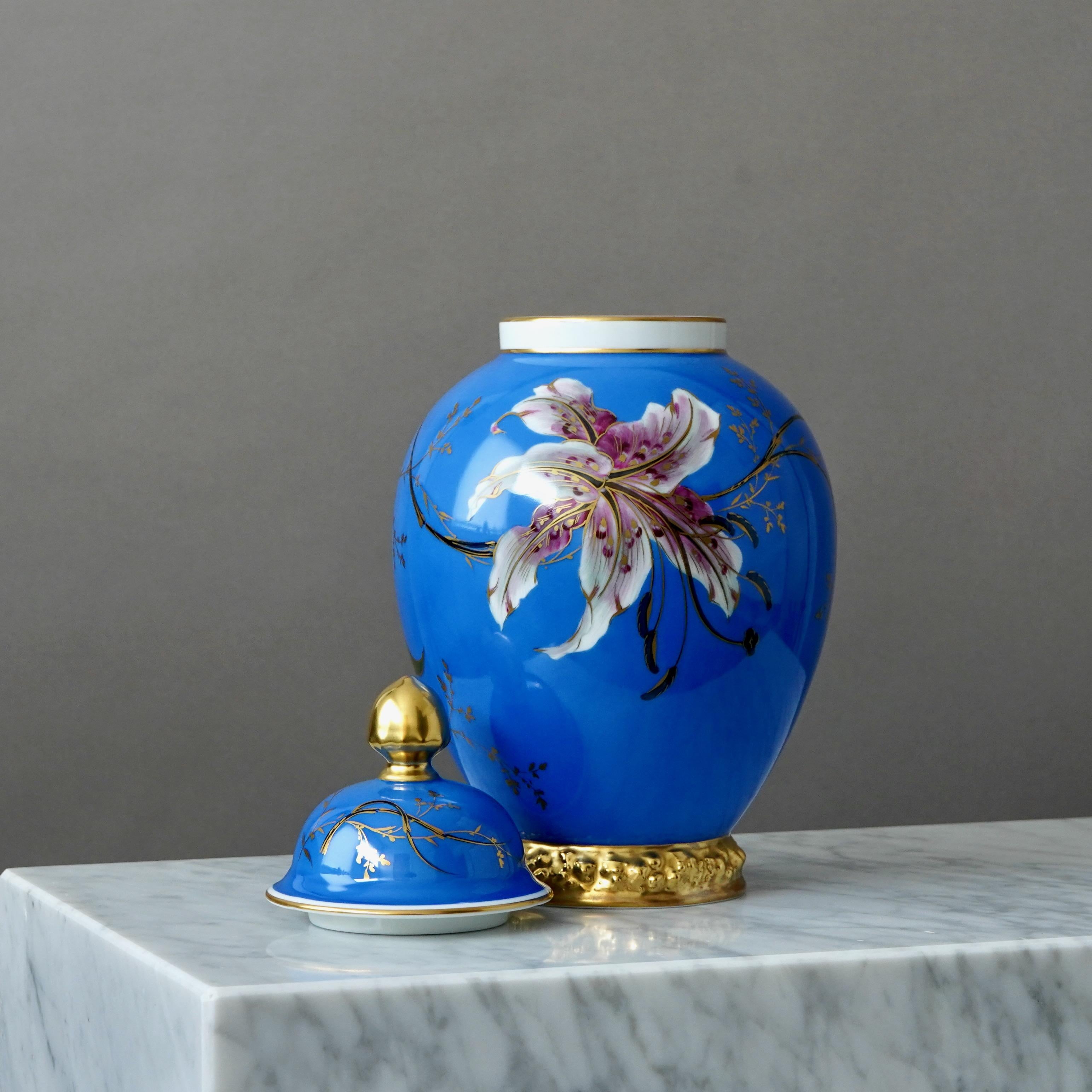 A stunning Art Deco jar and cover with amazing hand-painted gold details and decor of orchids and other flowers.
Made by Rosenthal, Germany in 1930s.

Stamped with makers mark. 

Excellent condition.

