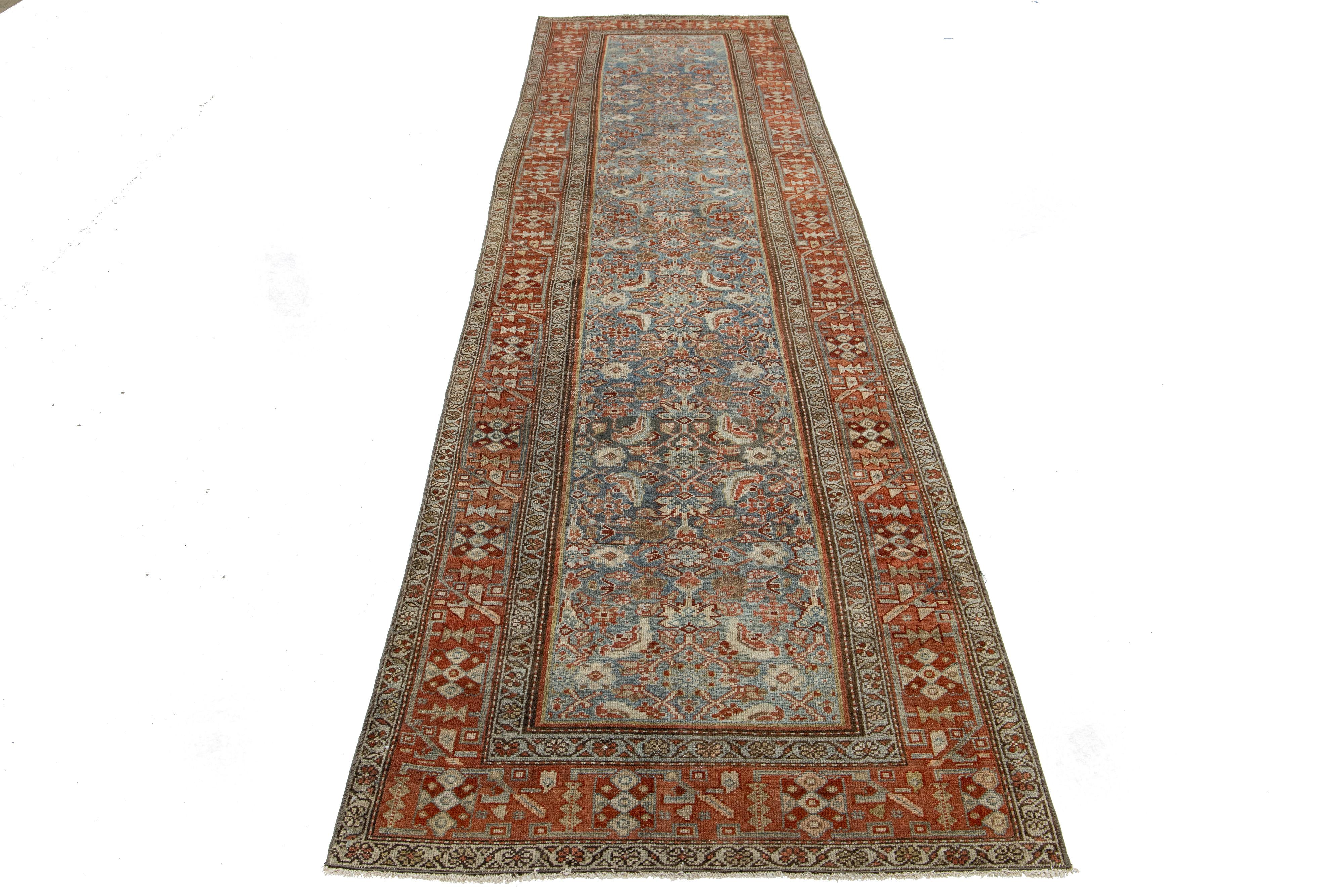 Il s'agit d'un tapis persan en laine de Malayer fait à la main et datant du 20e siècle. Il présente un champ bleu avec des accents rouille et beige sur l'ensemble du dessin.

Ce tapis mesure 3'5