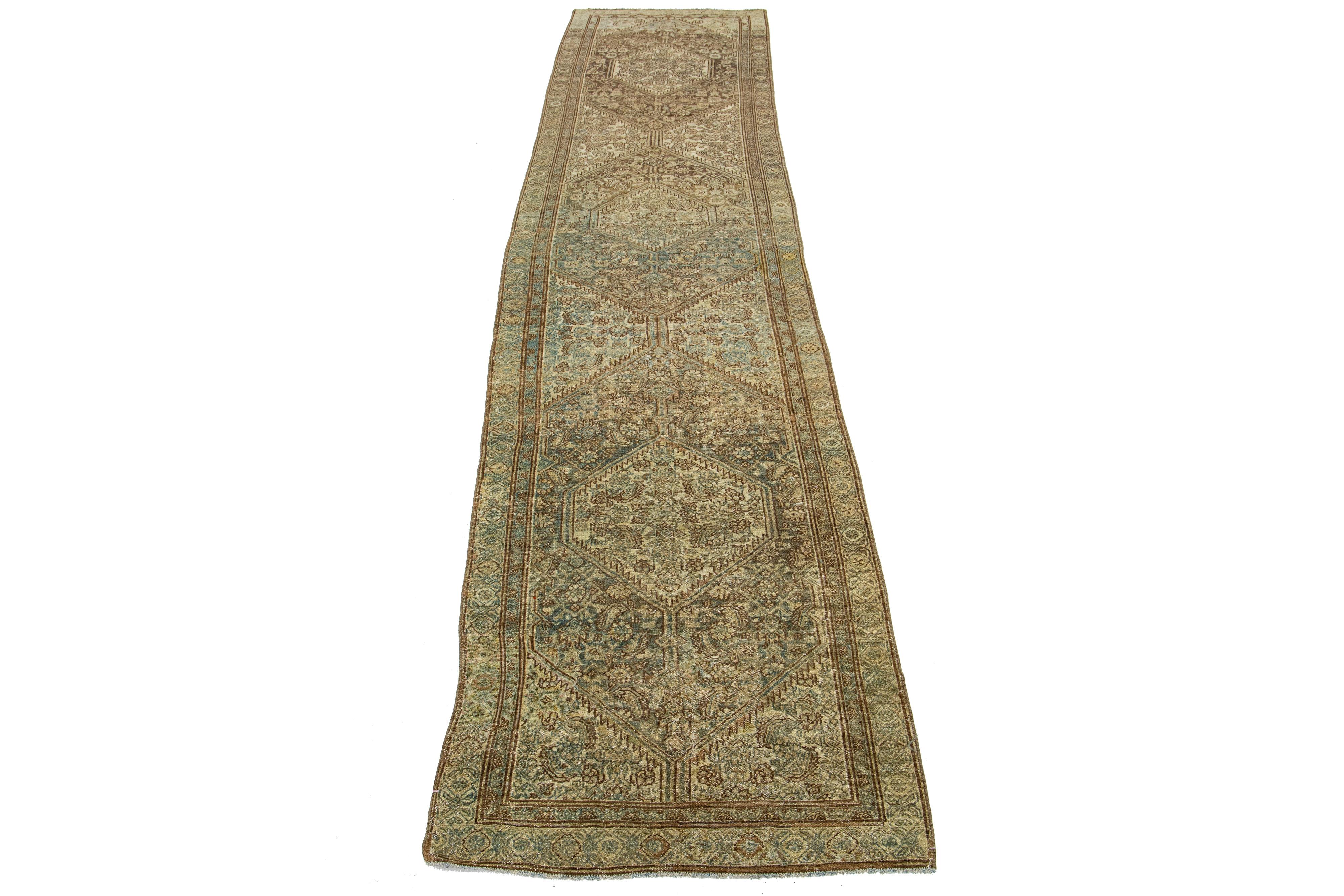Schöner antiker Malayer-Perserteppich mit blauem Feld. Dieses Stück hat braune und beige Akzente mit einem floralen Medaillonmuster. 

Dieser Teppich misst 3'2