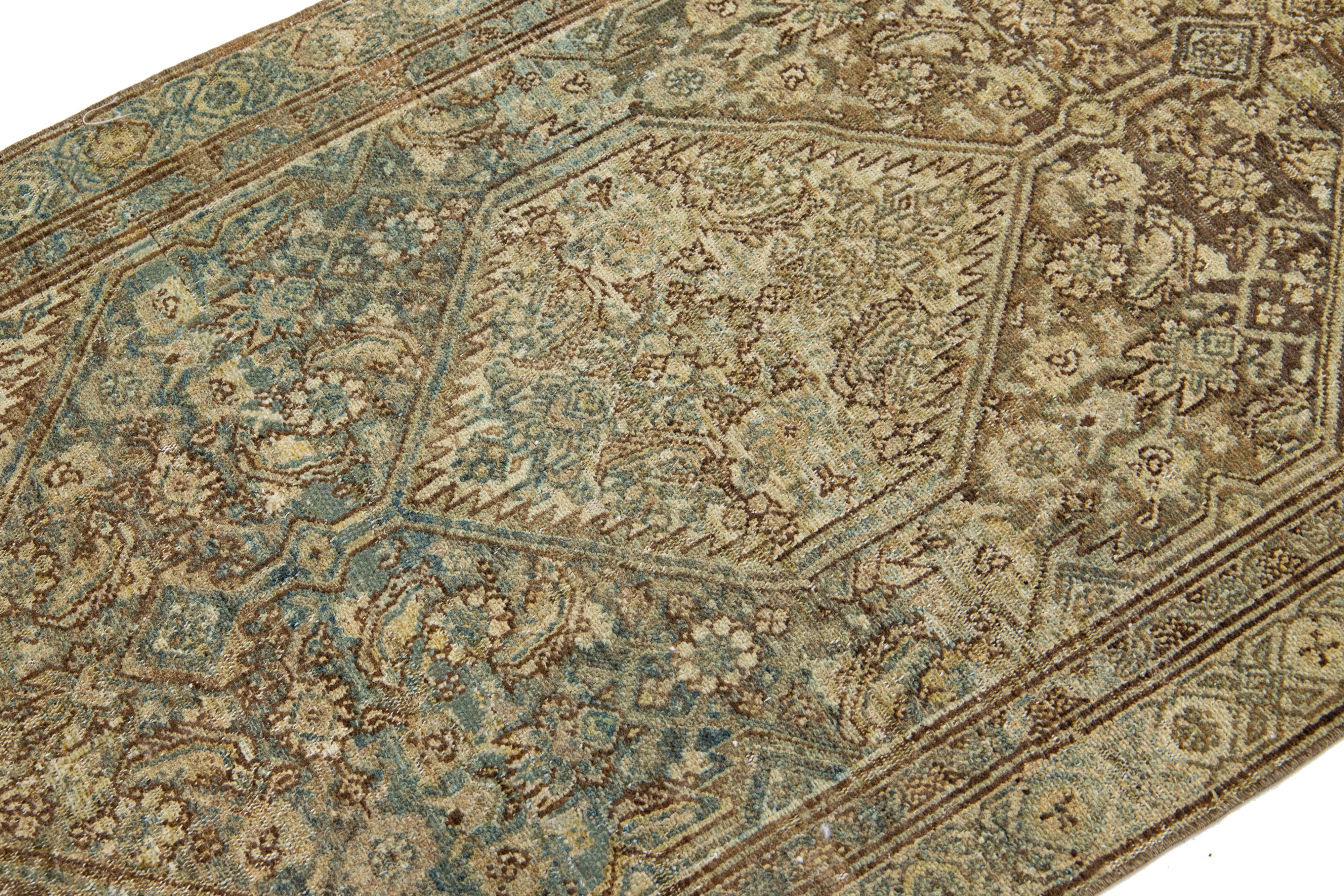Blauer handgefertigter antiker Malayer-Woll-Läufer mit Medaillon-Motiv (Persisch) im Angebot