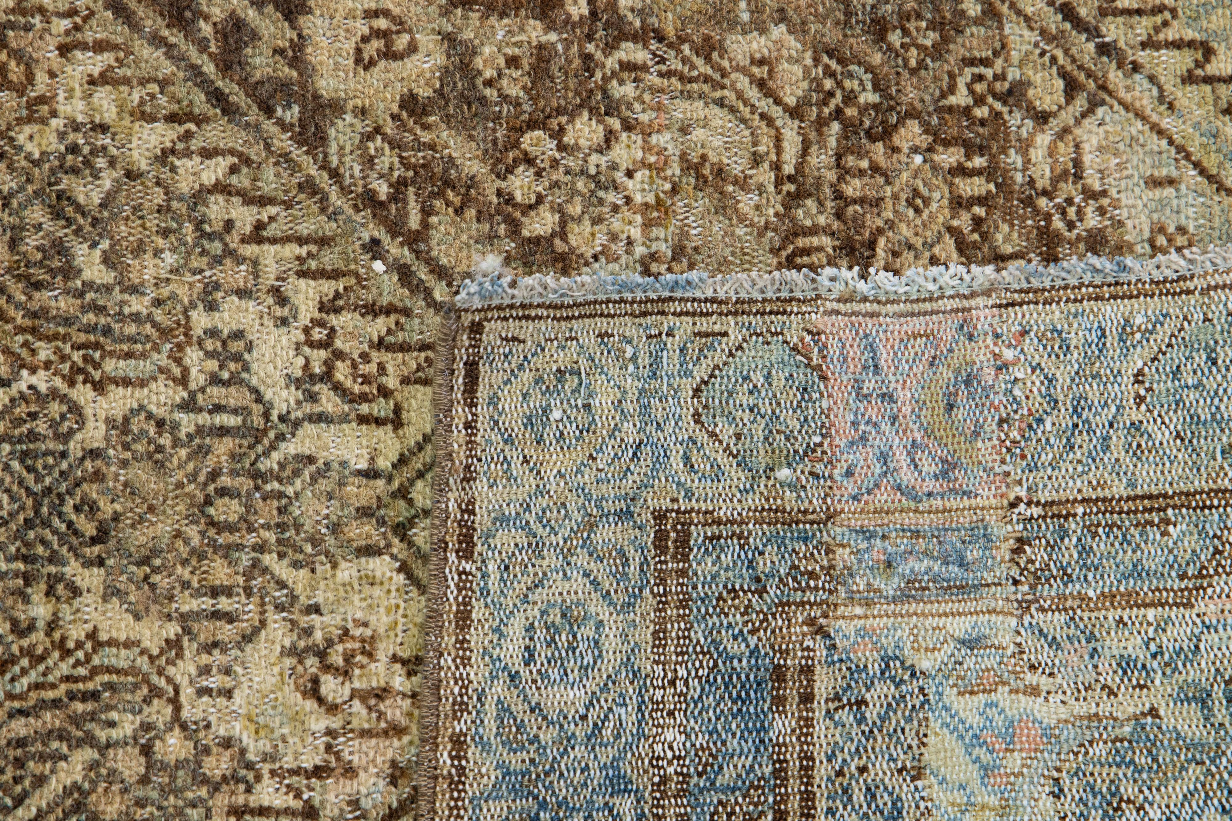 Blauer handgefertigter antiker Malayer-Woll-Läufer mit Medaillon-Motiv im Angebot 1