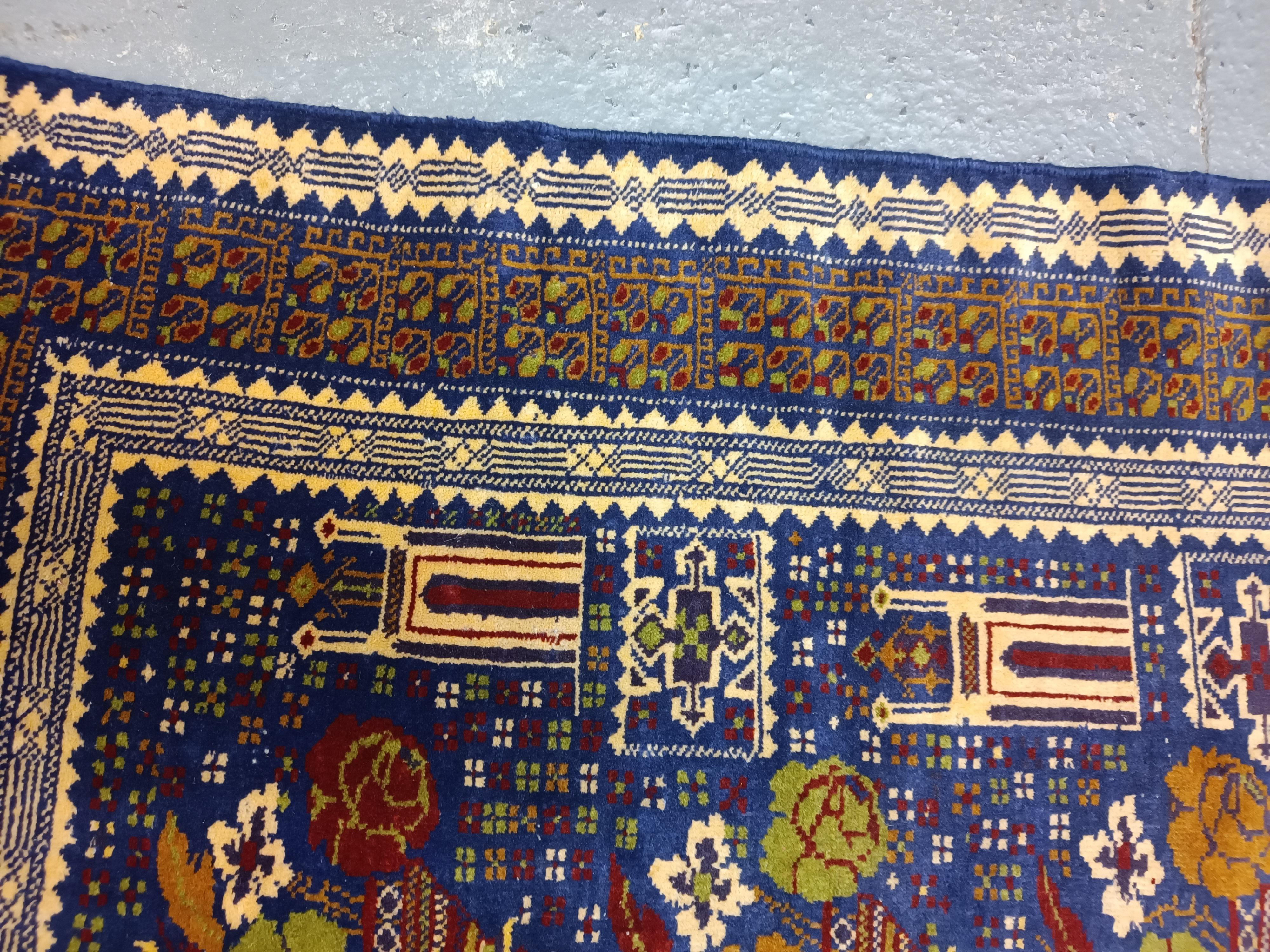 Blauer handgefertigter Balouch-Teppich Balouch-Teppich, persischer rustikaler Vintage-Teppich mit Tiermuster im Angebot 3