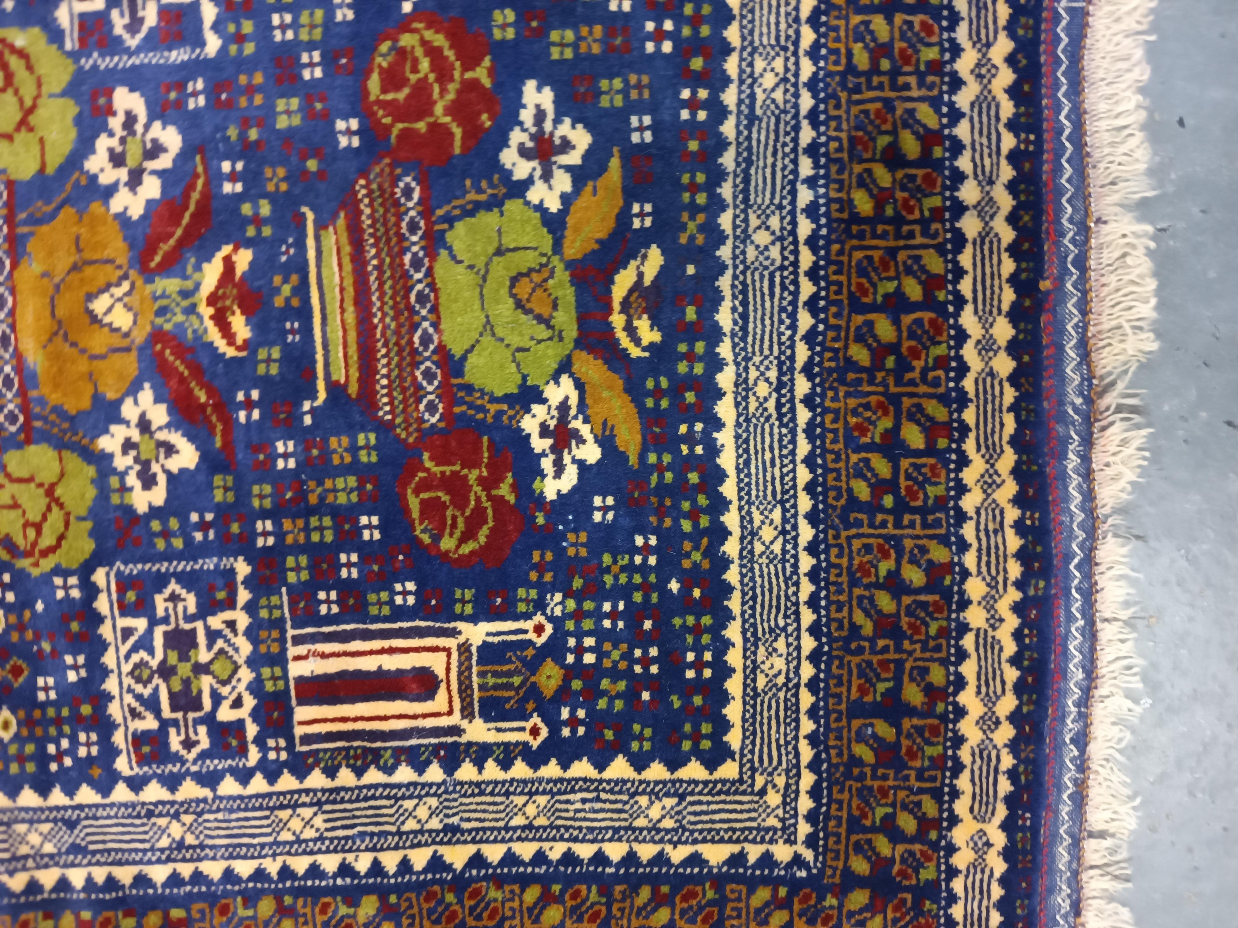 Blauer handgefertigter Balouch-Teppich Balouch-Teppich, persischer rustikaler Vintage-Teppich mit Tiermuster im Angebot 7