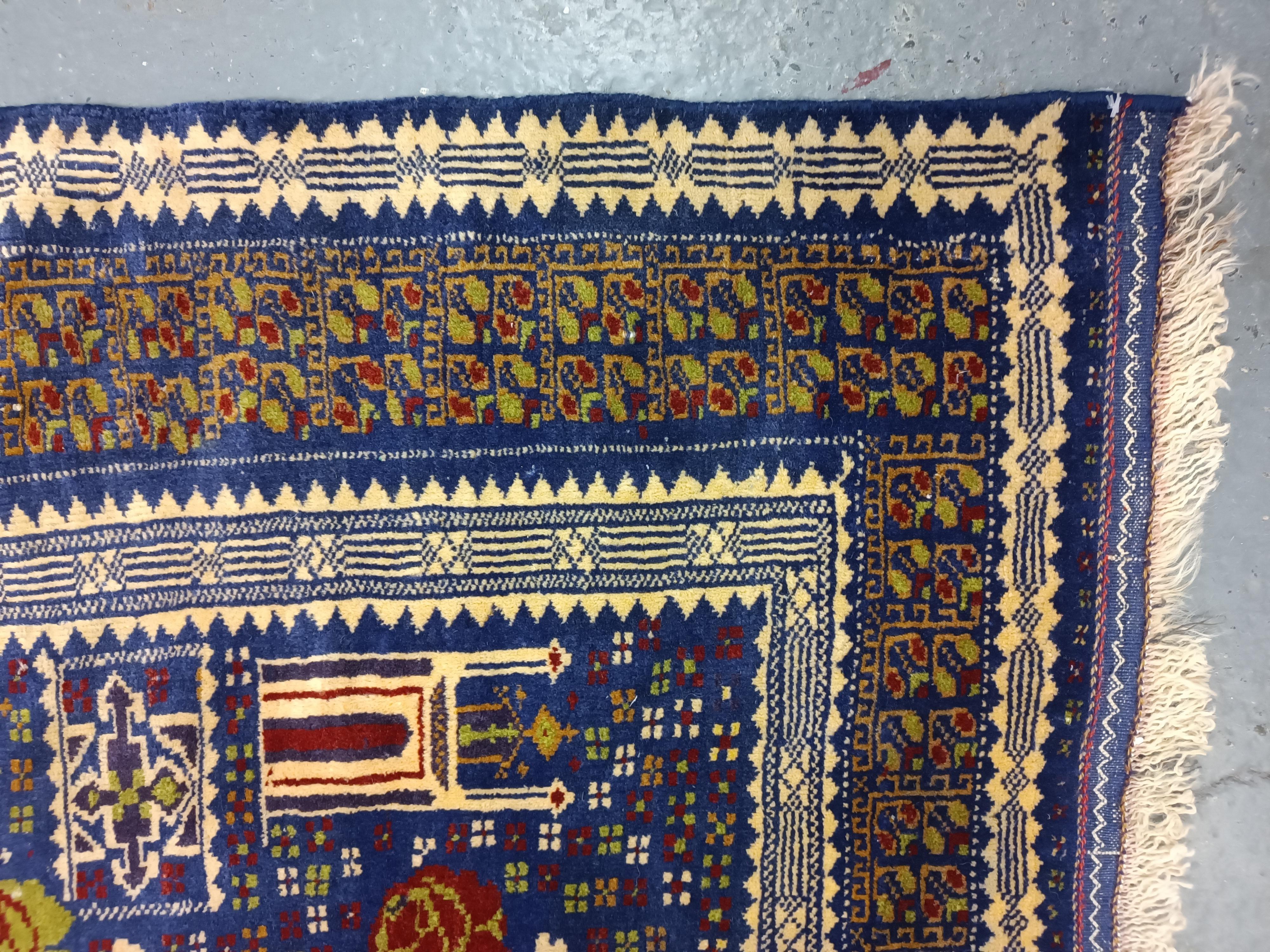 Blauer handgefertigter Balouch-Teppich Balouch-Teppich, persischer rustikaler Vintage-Teppich mit Tiermuster im Angebot 9