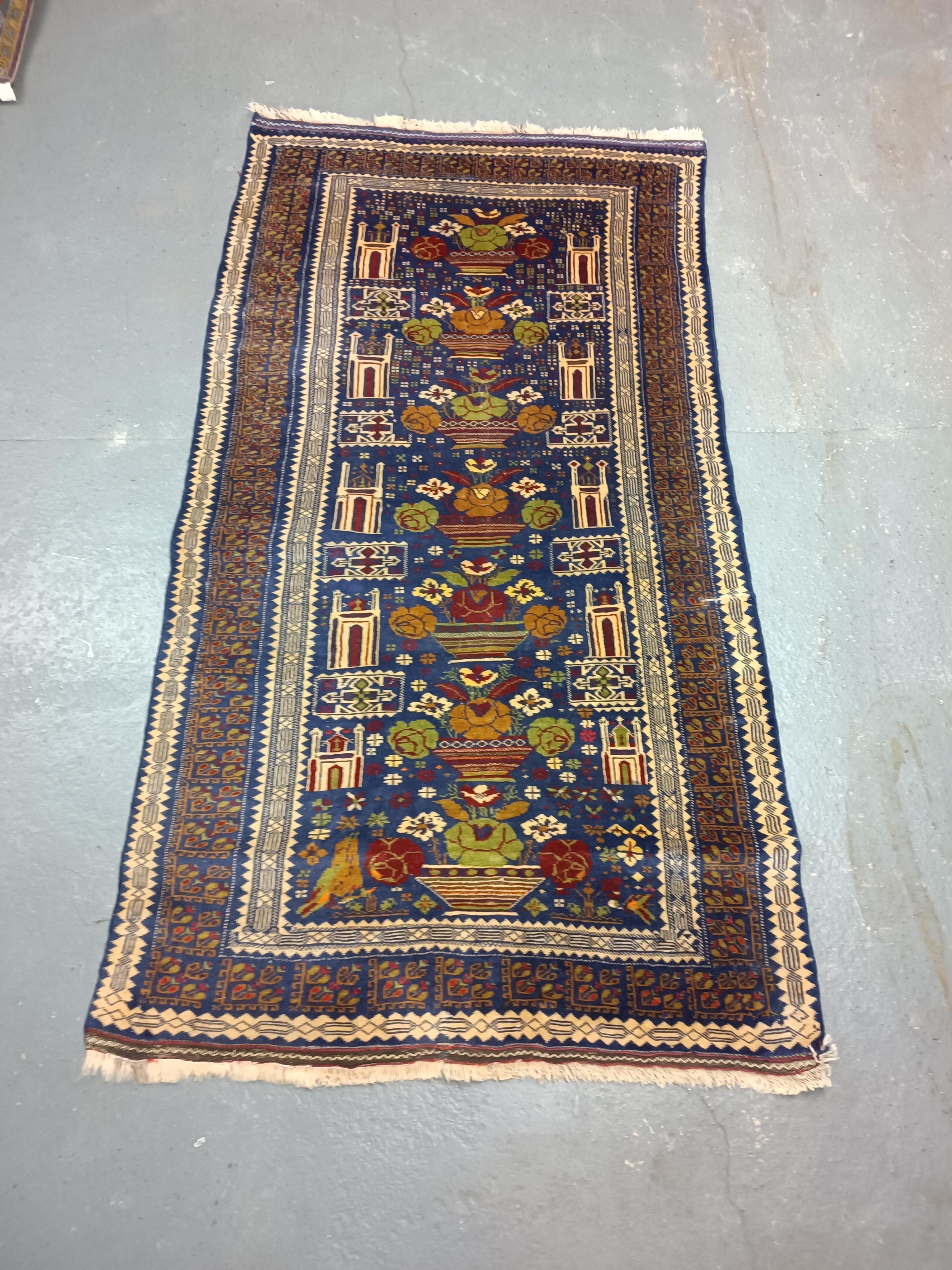 Blauer handgefertigter Balouch-Teppich Balouch-Teppich, persischer rustikaler Vintage-Teppich mit Tiermuster im Angebot 10