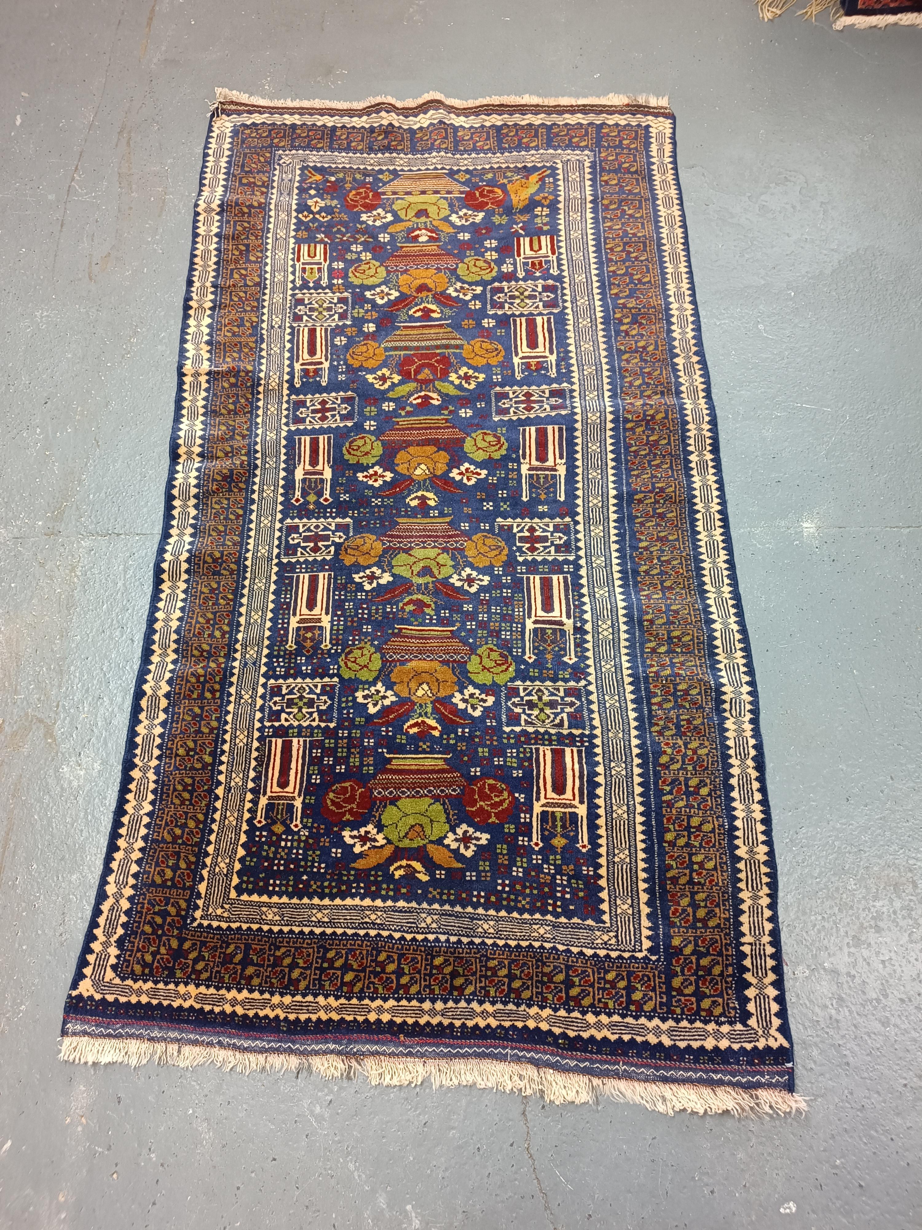 Blauer handgefertigter Balouch-Teppich Balouch-Teppich, persischer rustikaler Vintage-Teppich mit Tiermuster im Angebot 11