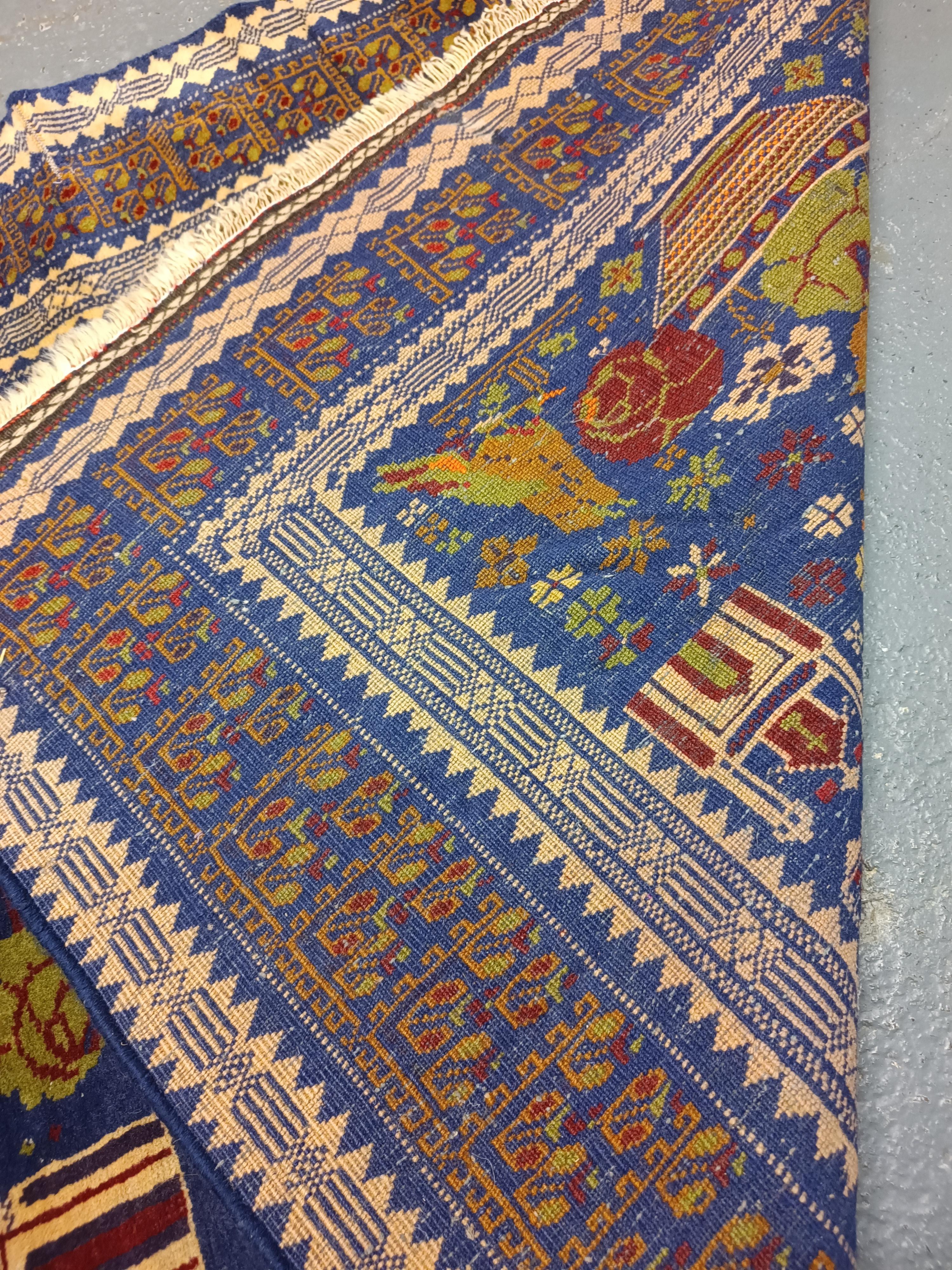 Dieser traditionelle Balouch-Teppich wurde in den 1960er Jahren von Hand gewebt. Das Hauptmotiv besteht aus einer dekorativen Blumenvase mit einer einzigartigen Farbkombination und verschiedenen Tieren um sie herum, gewebt in tiefem Blau auf einem