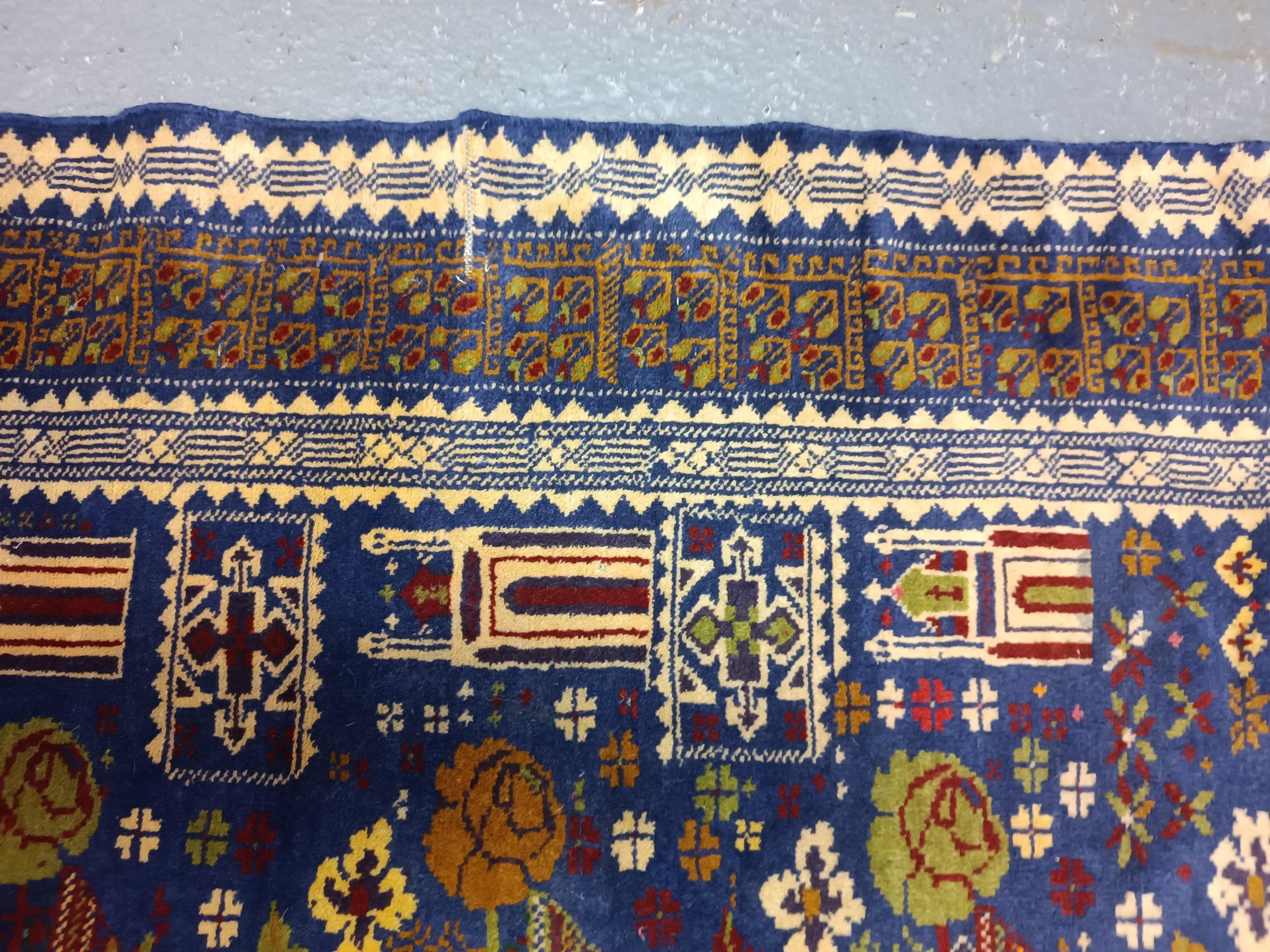 Blauer handgefertigter Balouch-Teppich Balouch-Teppich, persischer rustikaler Vintage-Teppich mit Tiermuster (Rustikal) im Angebot