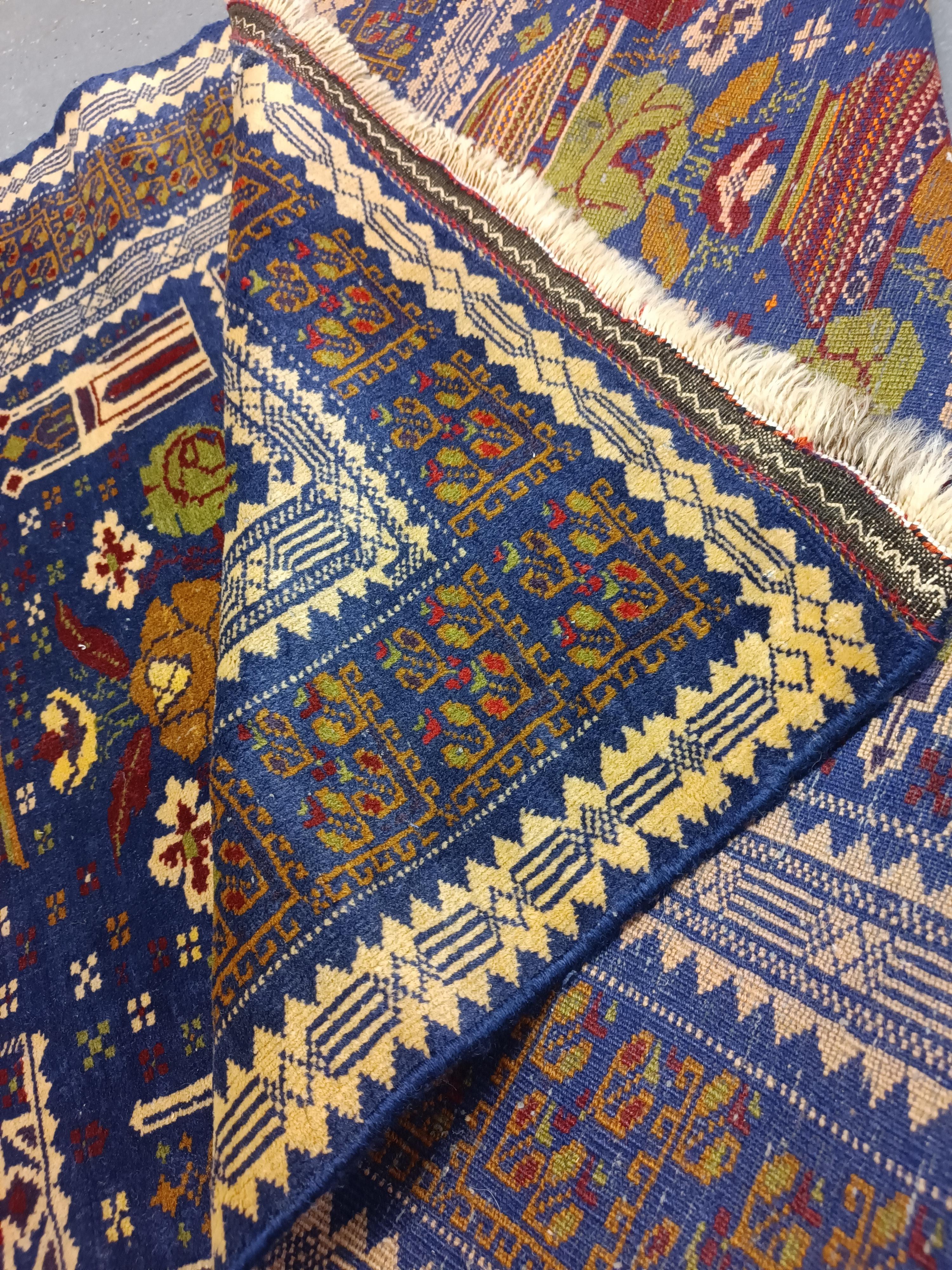 Blauer handgefertigter Balouch-Teppich Balouch-Teppich, persischer rustikaler Vintage-Teppich mit Tiermuster (Persisch) im Angebot