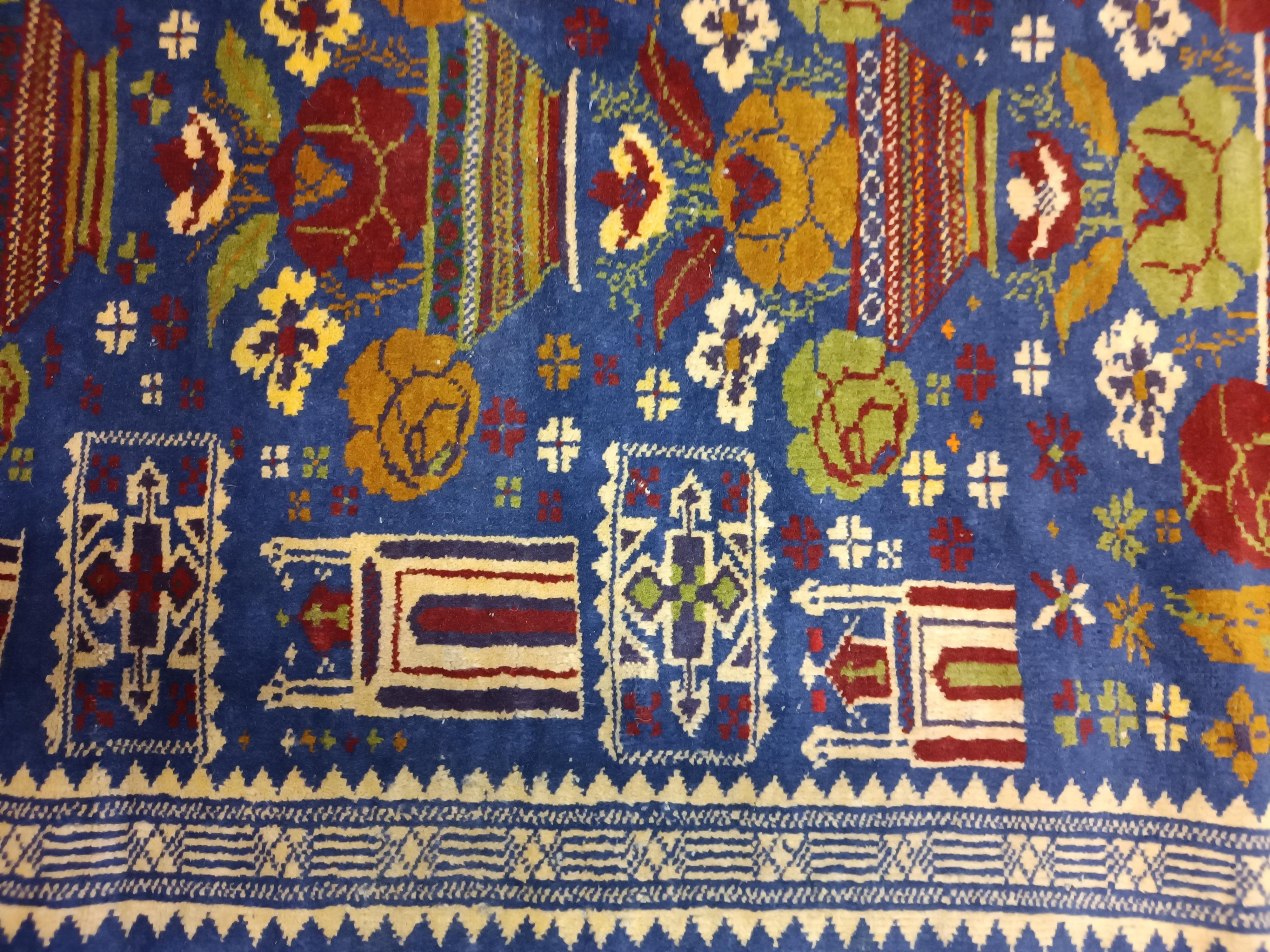 Blauer handgefertigter Balouch-Teppich Balouch-Teppich, persischer rustikaler Vintage-Teppich mit Tiermuster (Pflanzlich gefärbt) im Angebot