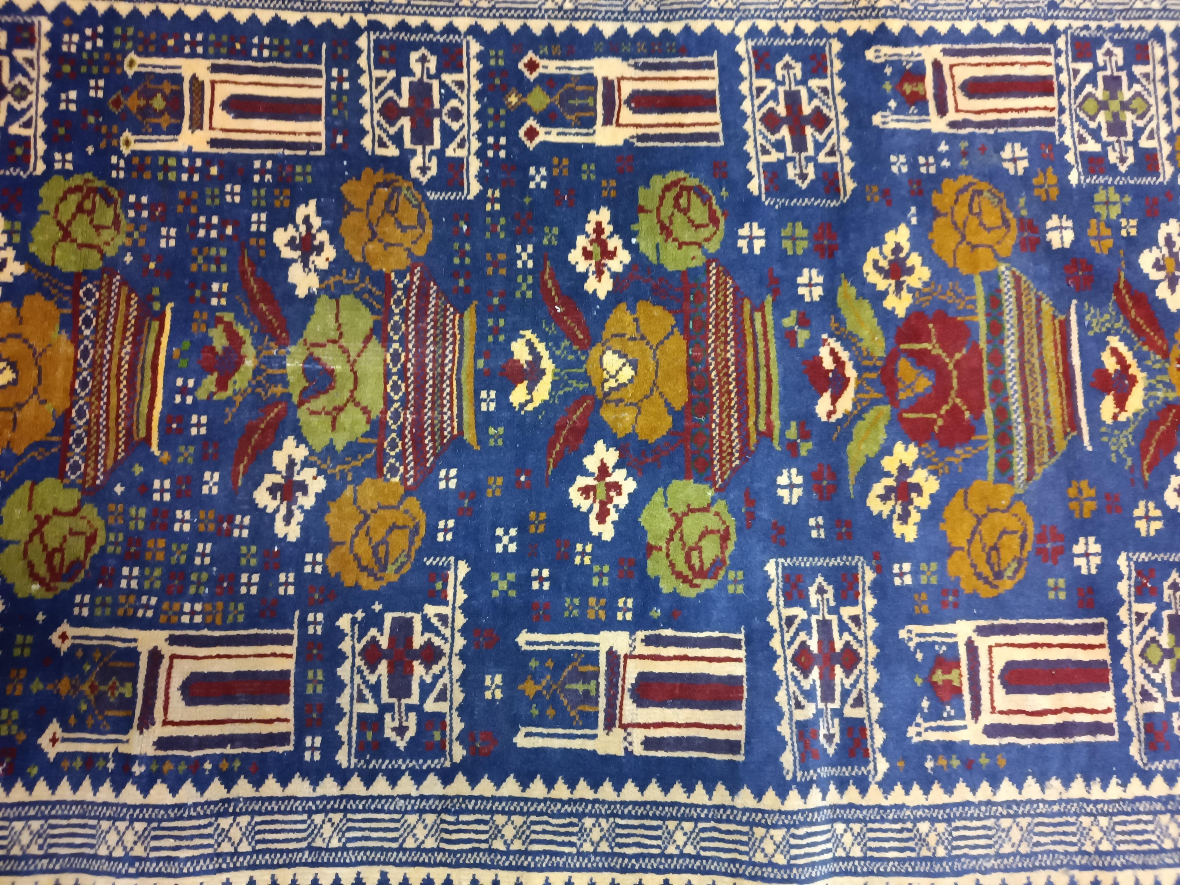 Blauer handgefertigter Balouch-Teppich Balouch-Teppich, persischer rustikaler Vintage-Teppich mit Tiermuster (Wolle) im Angebot