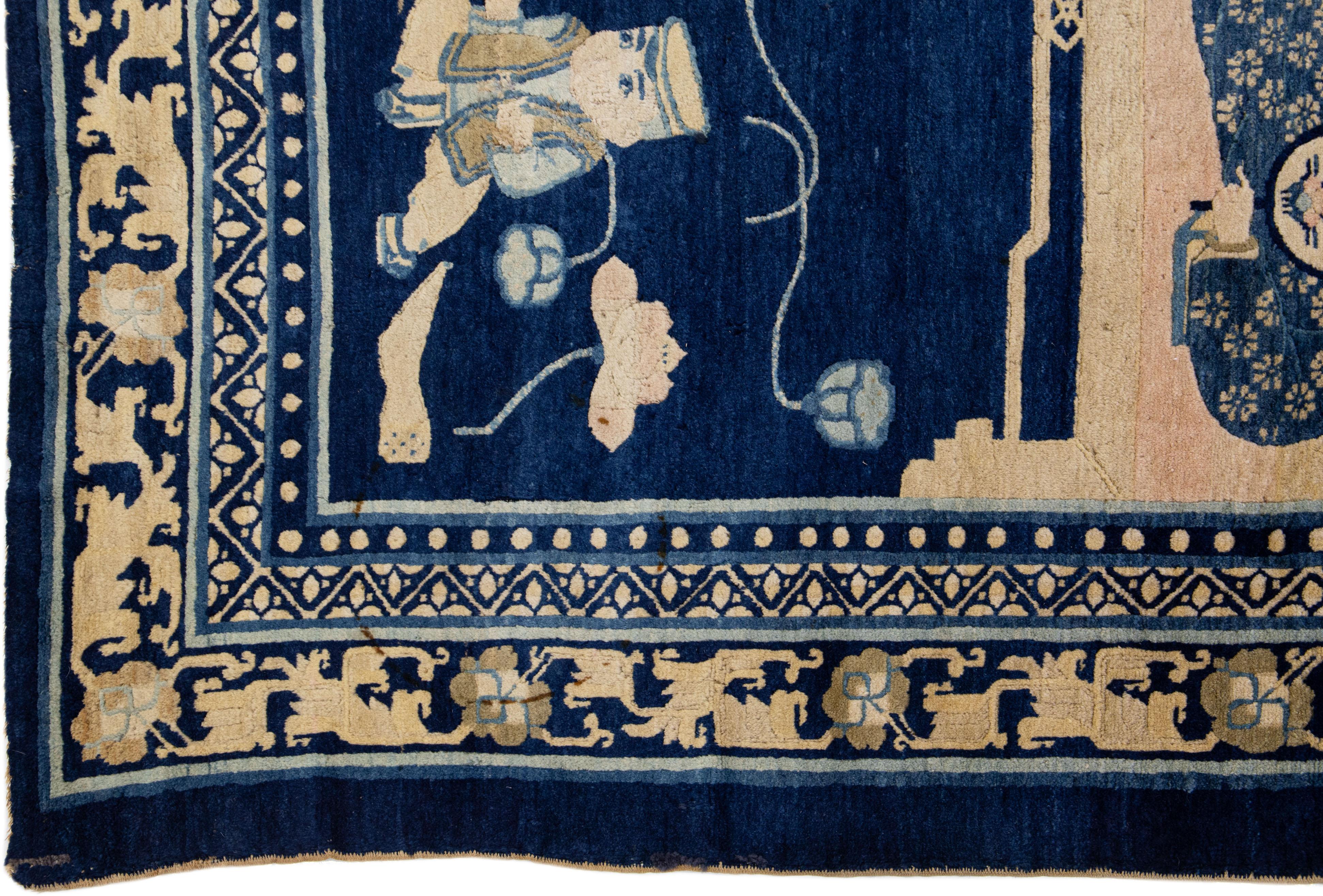 Schöner antiker Art-Deco-Teppich aus handgeknüpfter Wolle mit marineblauem Farbfeld. Dieser chinesische Teppich hat ein wunderschönes traditionelles, malerisches Muster in Beigetönen.

Dieser Teppich misst: 6'3