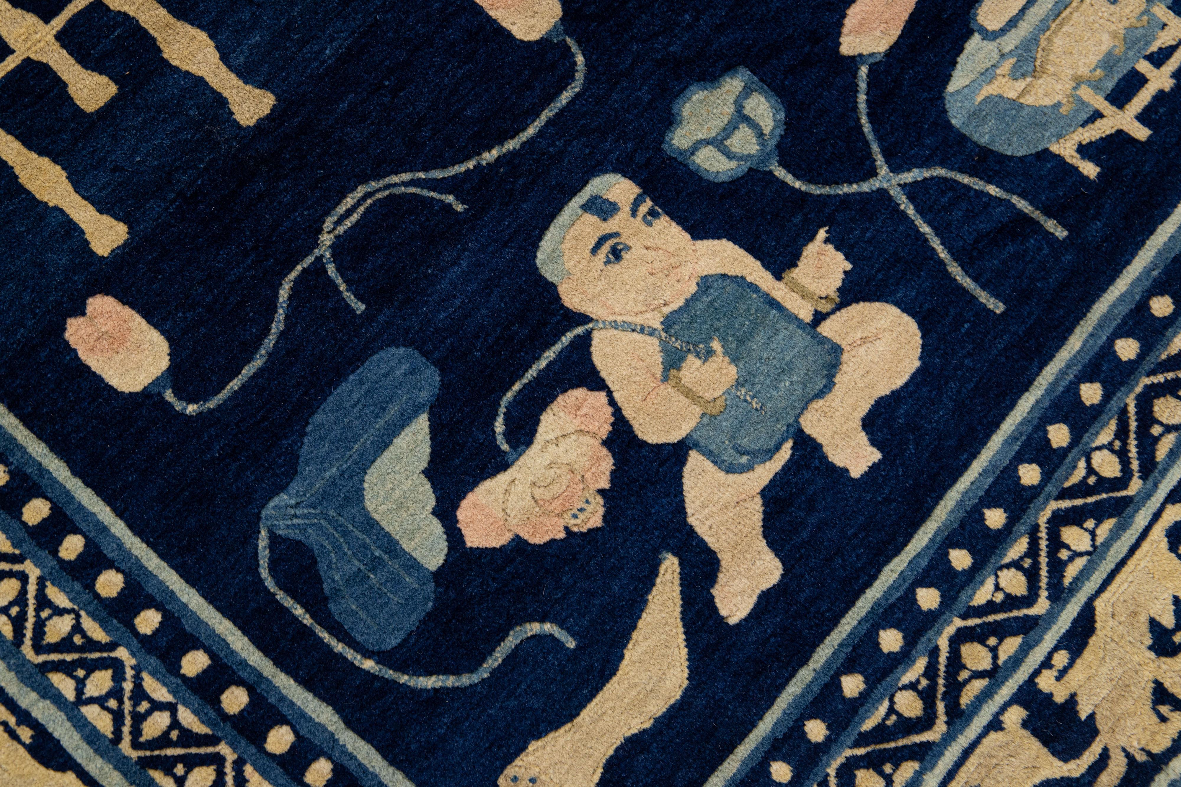 Blauer, handgefertigter, quadratischer chinesischer Art-déco-Wollteppich mit malerischem Design (Art déco) im Angebot