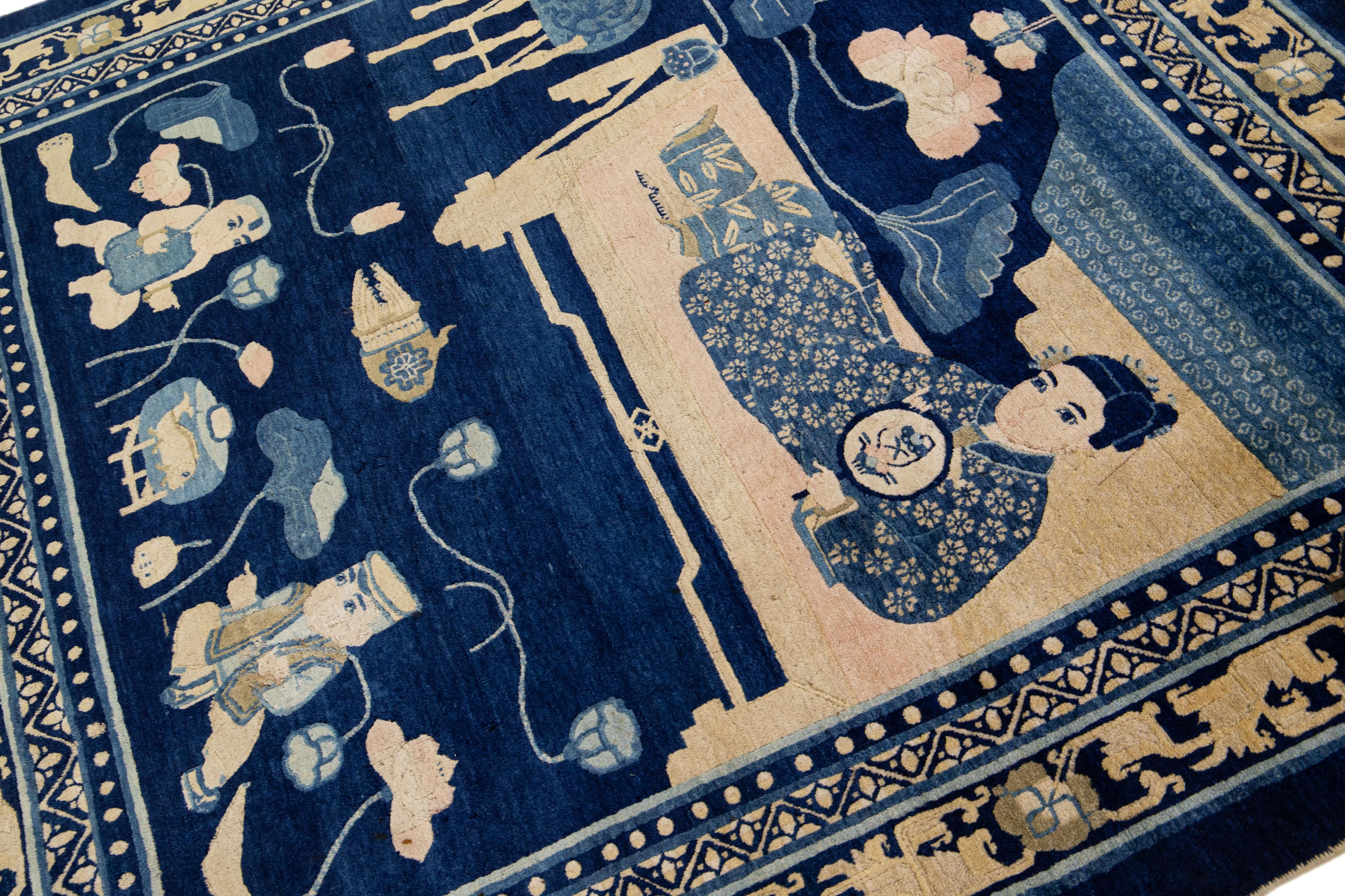 Blauer, handgefertigter, quadratischer chinesischer Art-déco-Wollteppich mit malerischem Design (Chinesisch) im Angebot