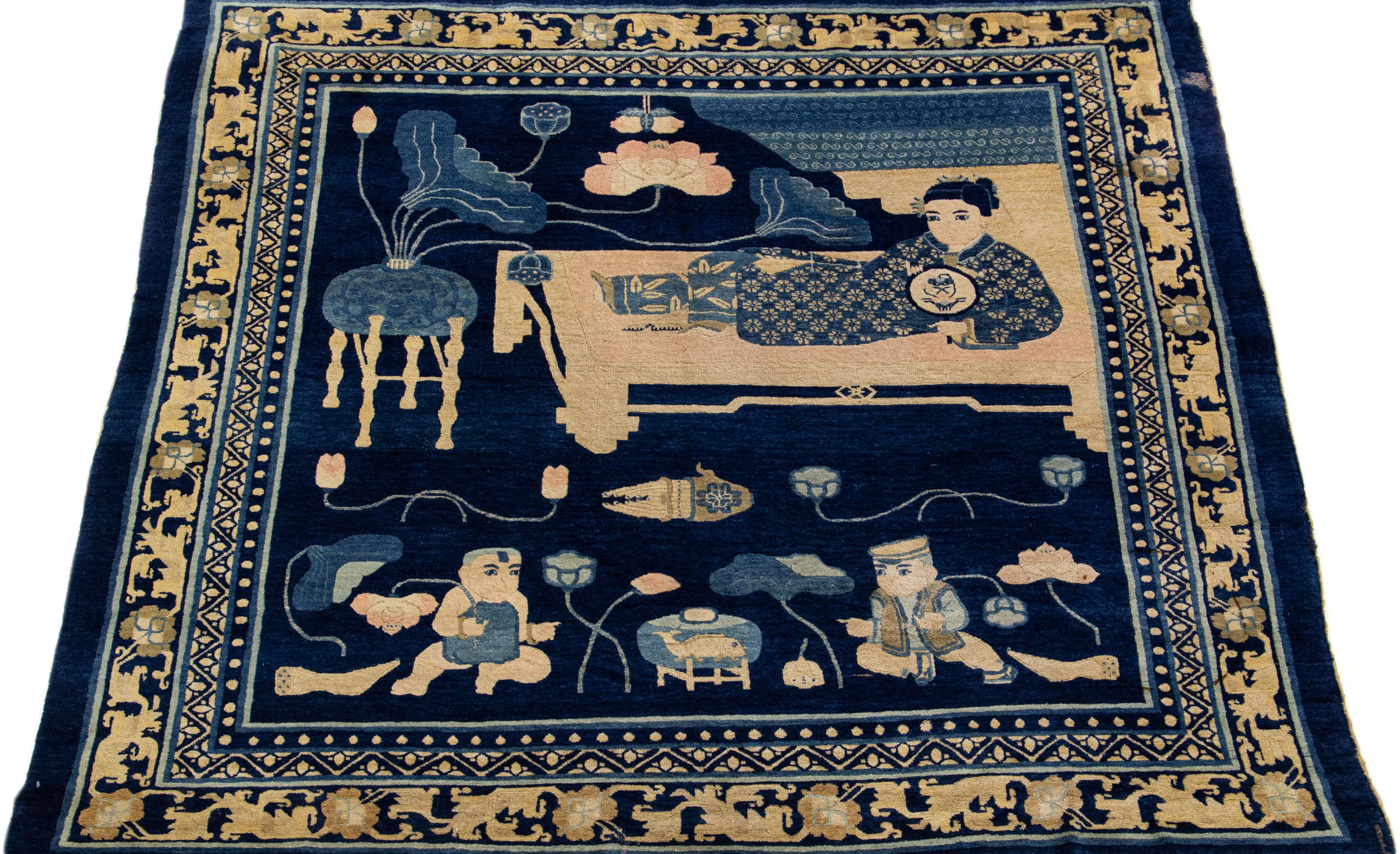 Blauer, handgefertigter, quadratischer chinesischer Art-déco-Wollteppich mit malerischem Design (Handgeknüpft) im Angebot