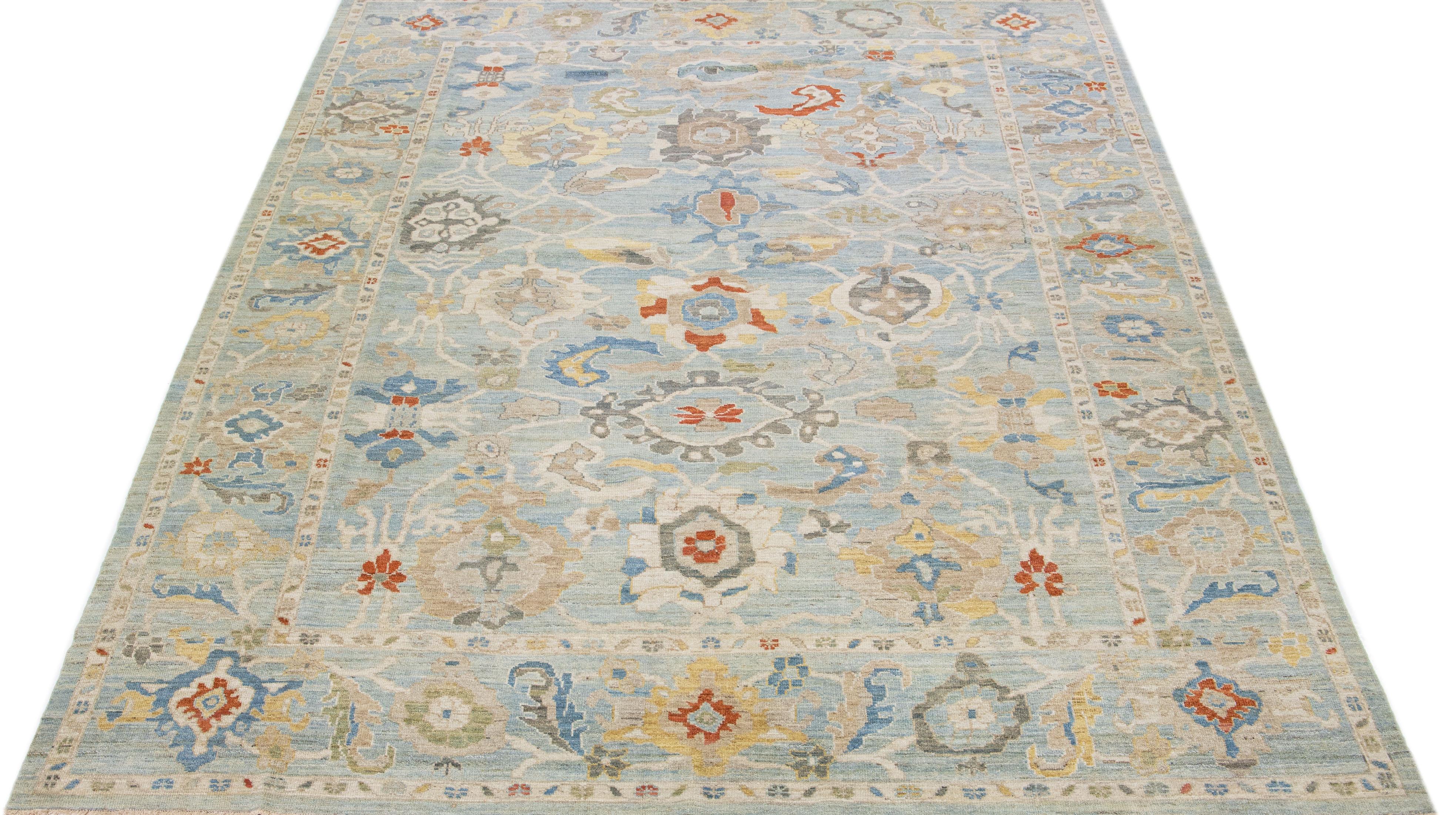 Schöner moderner, handgeknüpfter Sultanabad-Wollteppich mit blauem Farbfeld. Dieser Teppich hat einen gestalteten Rahmen mit beigen, gelben und rostfarbenen Akzenten in einem wunderschönen floralen Allover-Motiv.

Dieser Teppich misst: 10'2